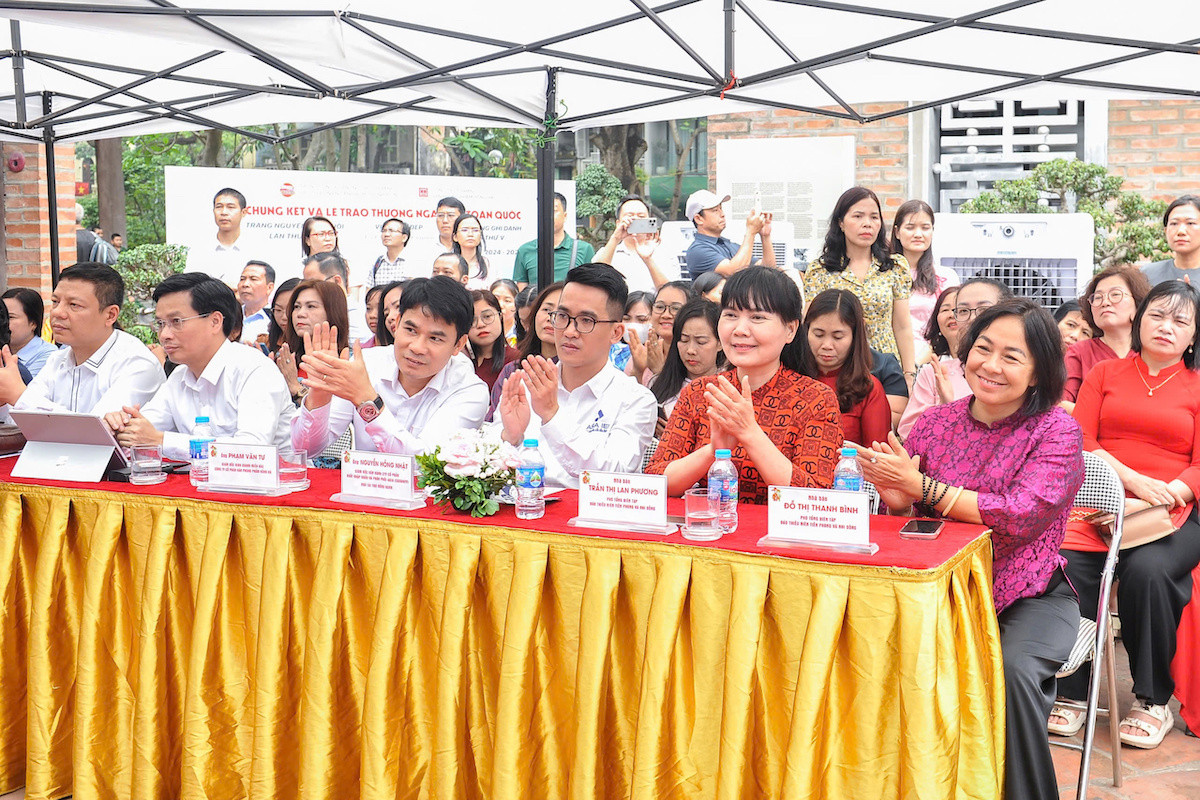 Đại biểu tham dự chương trình.