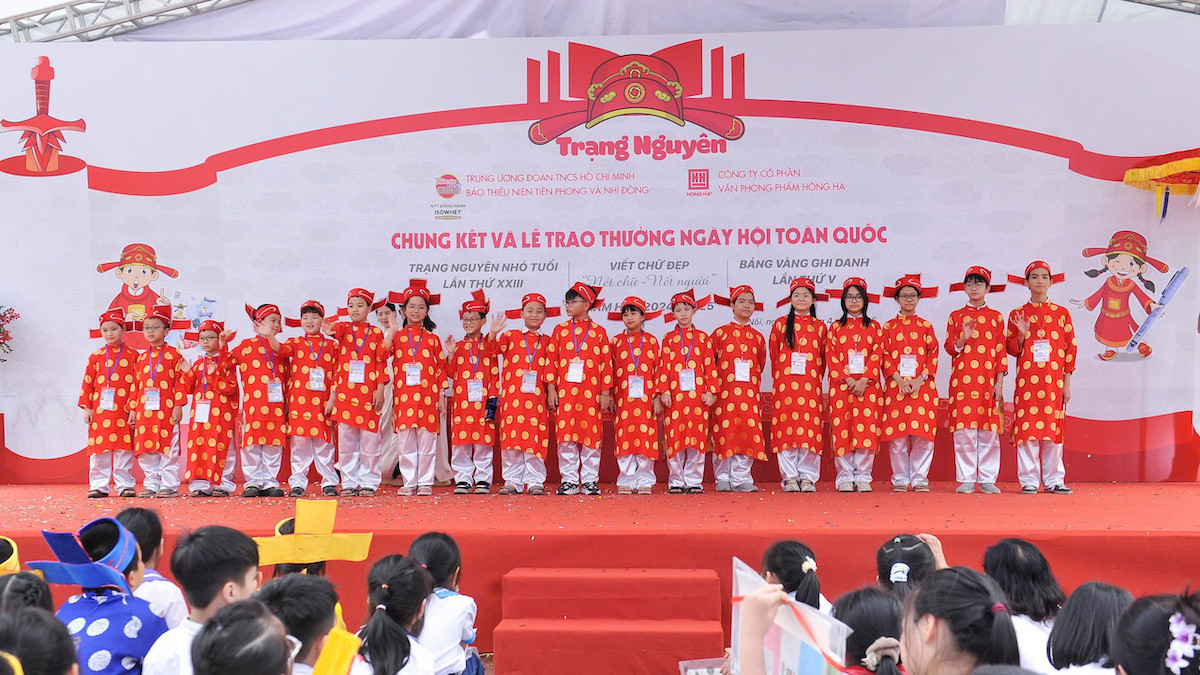 Trao thưởng cho các thí sinh đoạt giải.