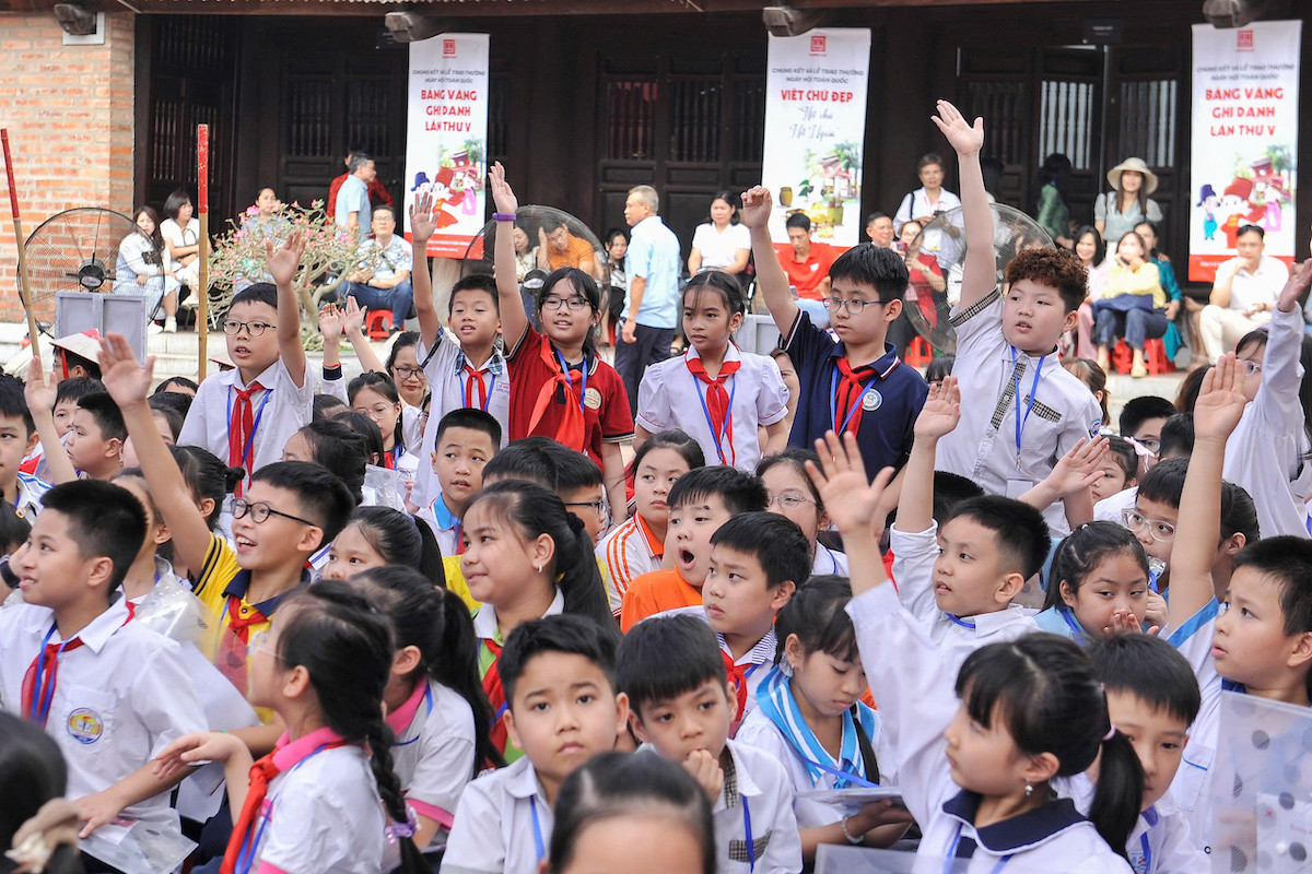 Học sinh hào hứng tham gia giao lưu.