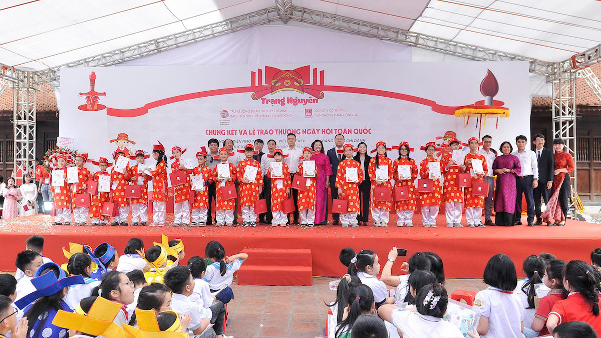 Trao thưởng cho các thí sinh đoạt giải.