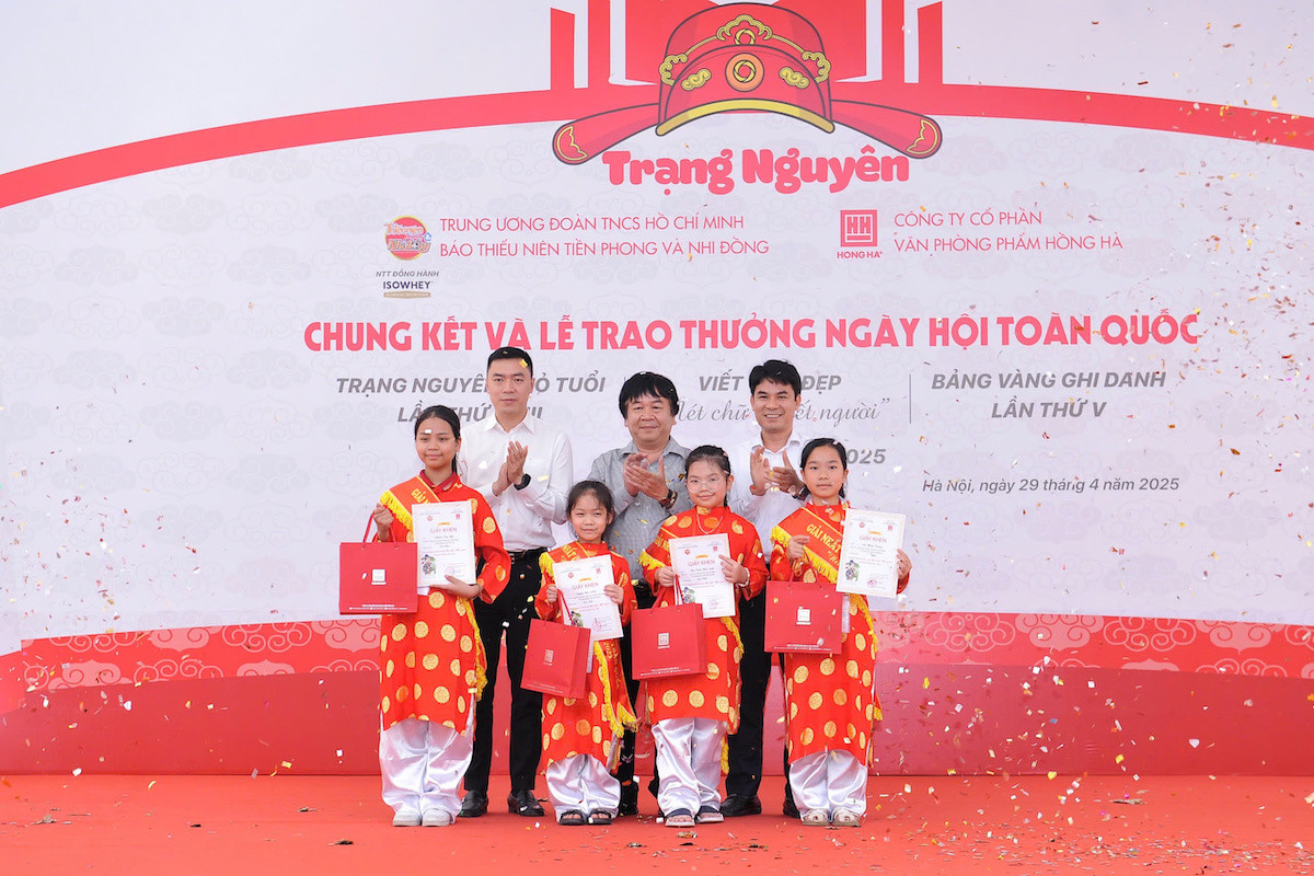 Trao thưởng cho các thí sinh đoạt giải Nhất Viết chữ đẹp “Nét chữ-Nết người”.