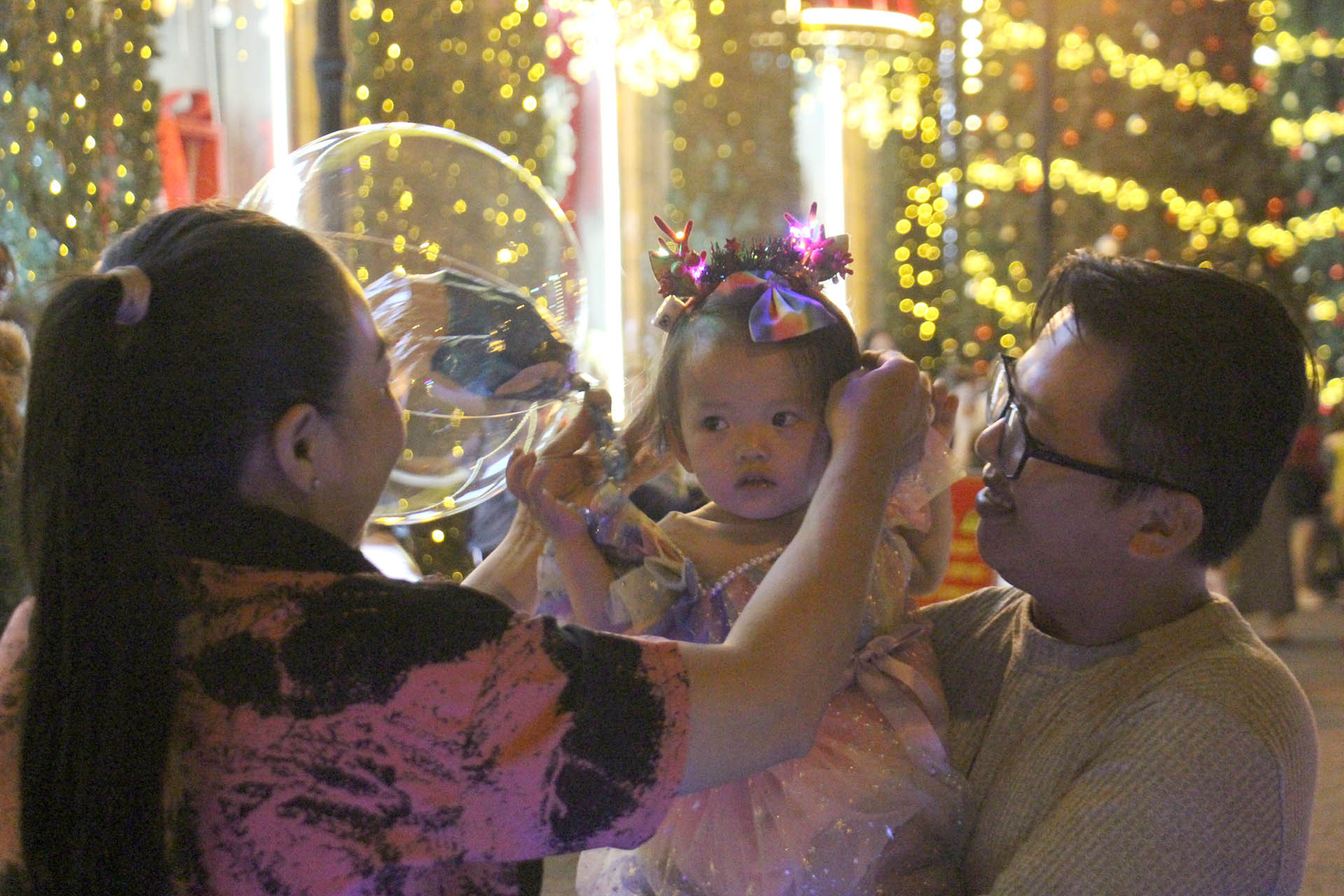 Nhiều em nhỏ được ba mẹ đưa đi chơi Noel sớm.