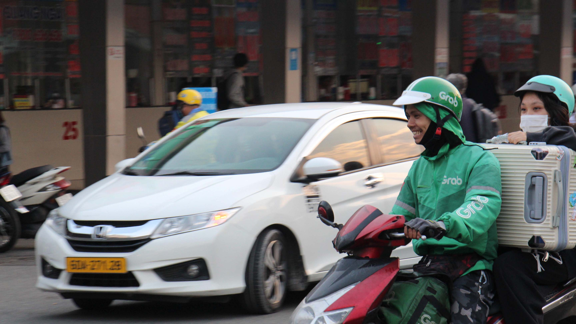 Những vẻ mặt rạng rỡ của các sinh viên khi được về quê cùng gia đình.