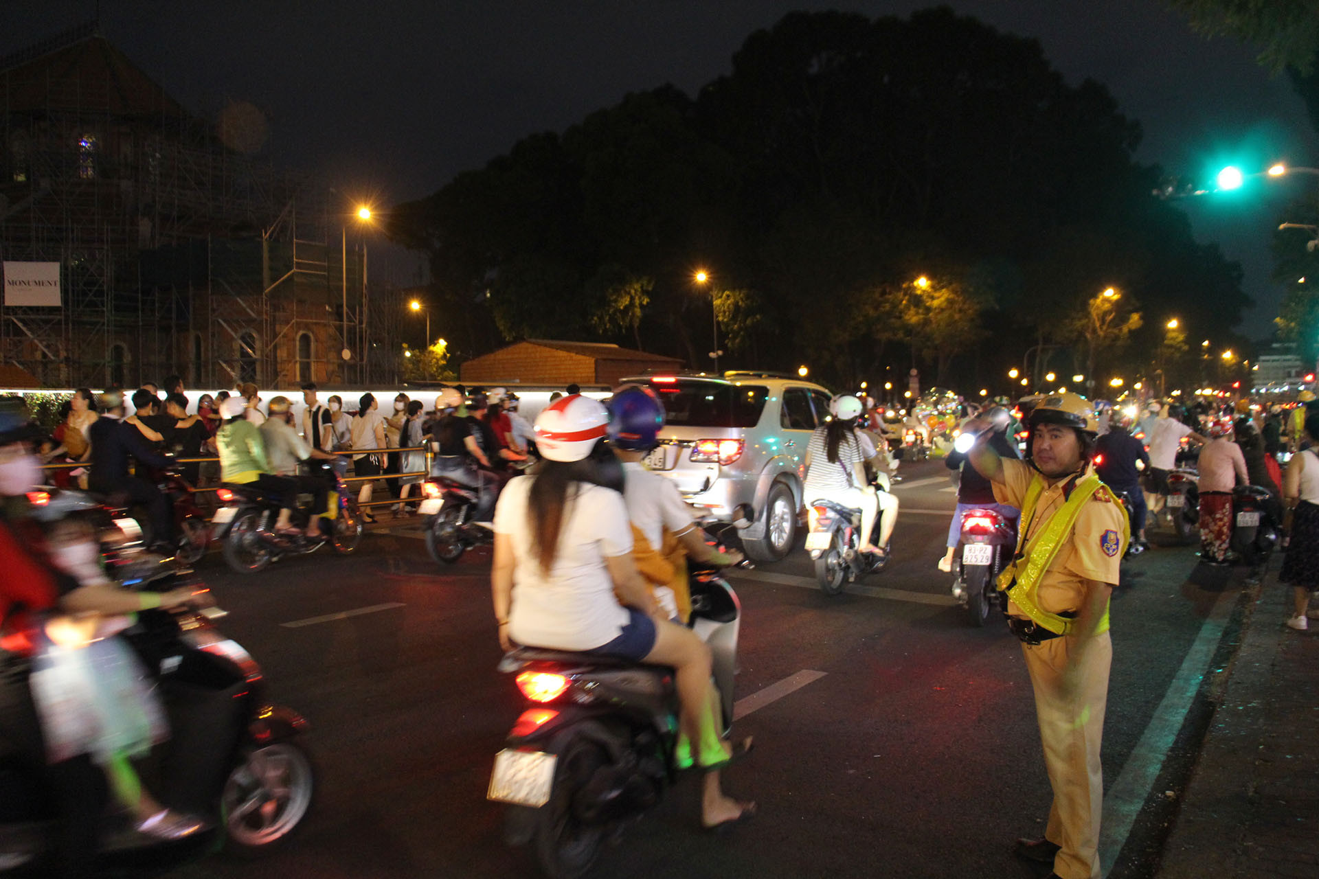 Lực lượng Công an quận 1 tổ chức phân luồng, bảo đảm an ninh trong đêm Noel. Lực lượng Công an quận 1 tổ chức phân luồng, bảo đảm an ninh trong đêm Noel.