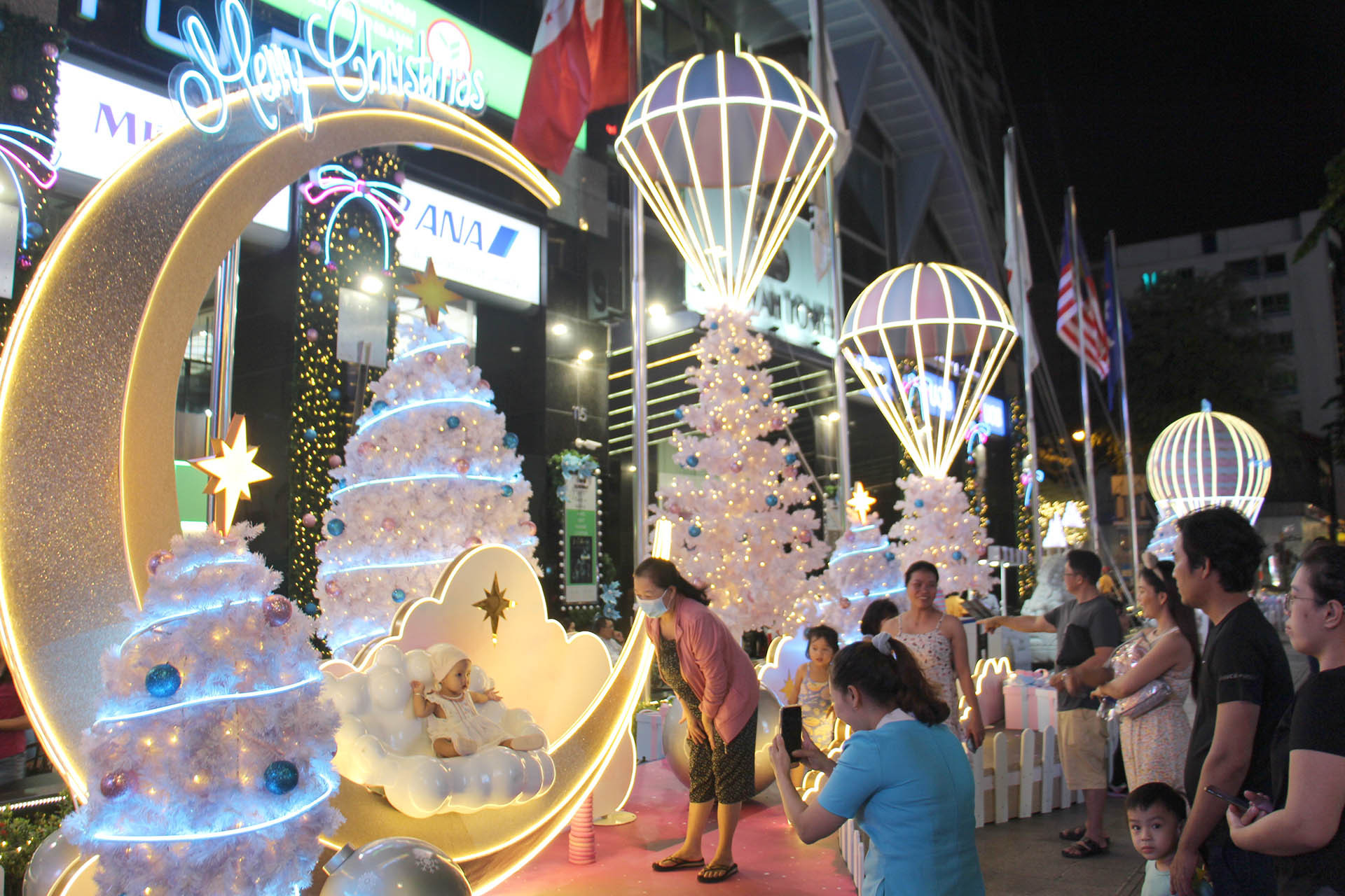 Tại một trung tâm thương mại khác trên đường Nguyễn Huệ, quận 1, nhiều người cũng tập trung về khu trang trí Giáng sinh để chụp ảnh.