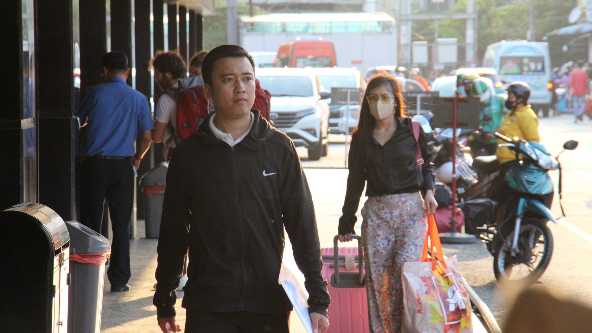 Đại diện Bến xe Miền Tây cho biết, dự kiến lượng hành khách tại bến ngày 29/12 khoảng 50.000 khách, với 1.700 xe; ngày 30/12 đạt 42.000 khách, với 1.590 xe