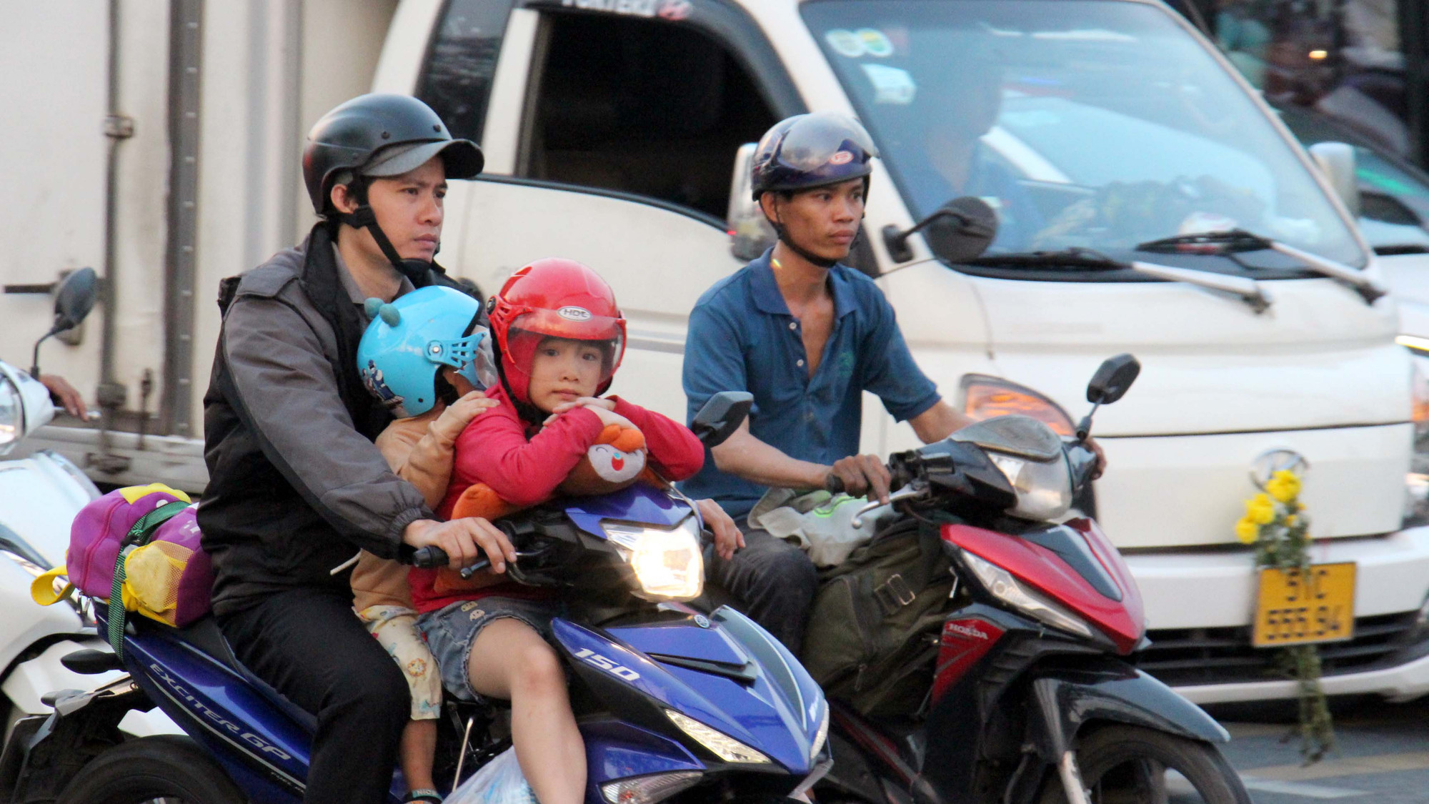 Nhiều trẻ em theo cha mẹ về quê nghỉ Tết Dương lịch.