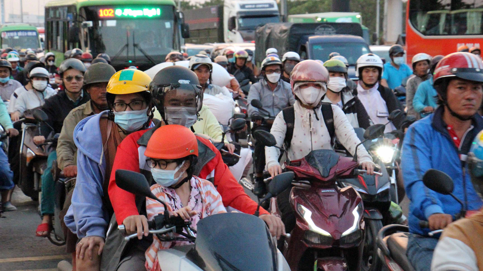 Lưu lượng phương tiện tăng cao khiến xe di chuyển chậm, một số khu vực nút giao thông xảy ra ùn ứ nhẹ vào một số thời điểm.