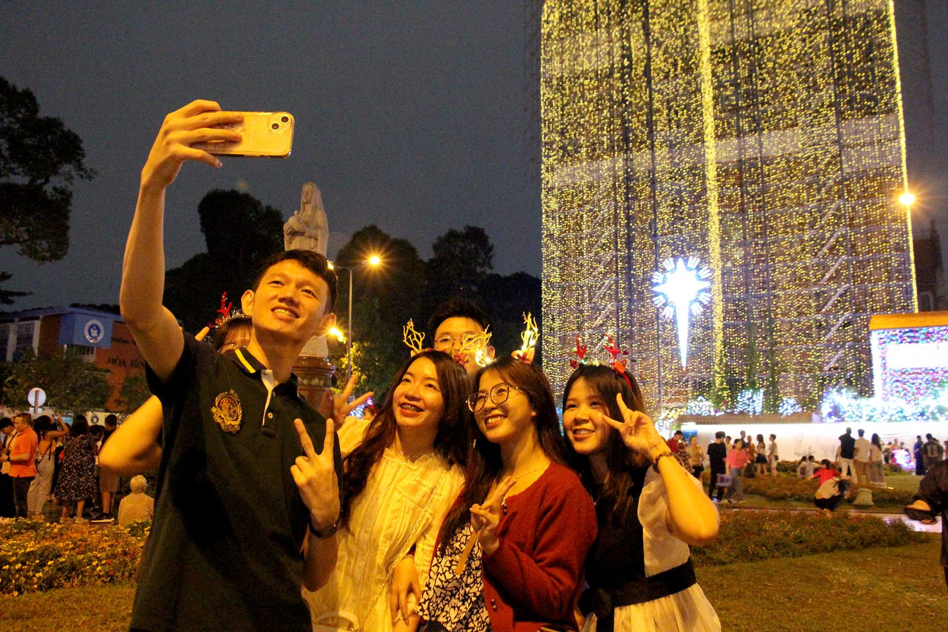 Các bạn trẻ không thể bỏ lỡ dịp "check-in" vào ngày lễ Giáng sinh tại Nhà thờ Đức Bà được cho là đẹp nhất thành phố. Các bạn trẻ không thể bỏ lỡ dịp "check-in" vào ngày lễ Giáng sinh tại Nhà thờ Đức Bà được cho là đẹp nhất thành phố.