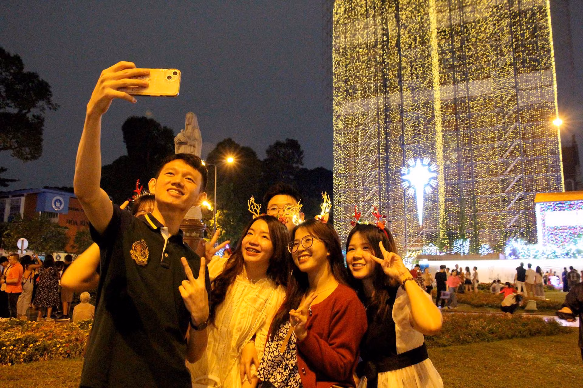 Các bạn trẻ không thể bỏ lỡ dịp "check-in" vào ngày lễ Giáng sinh tại Nhà thờ Đức Bà được cho là đẹp nhất thành phố.