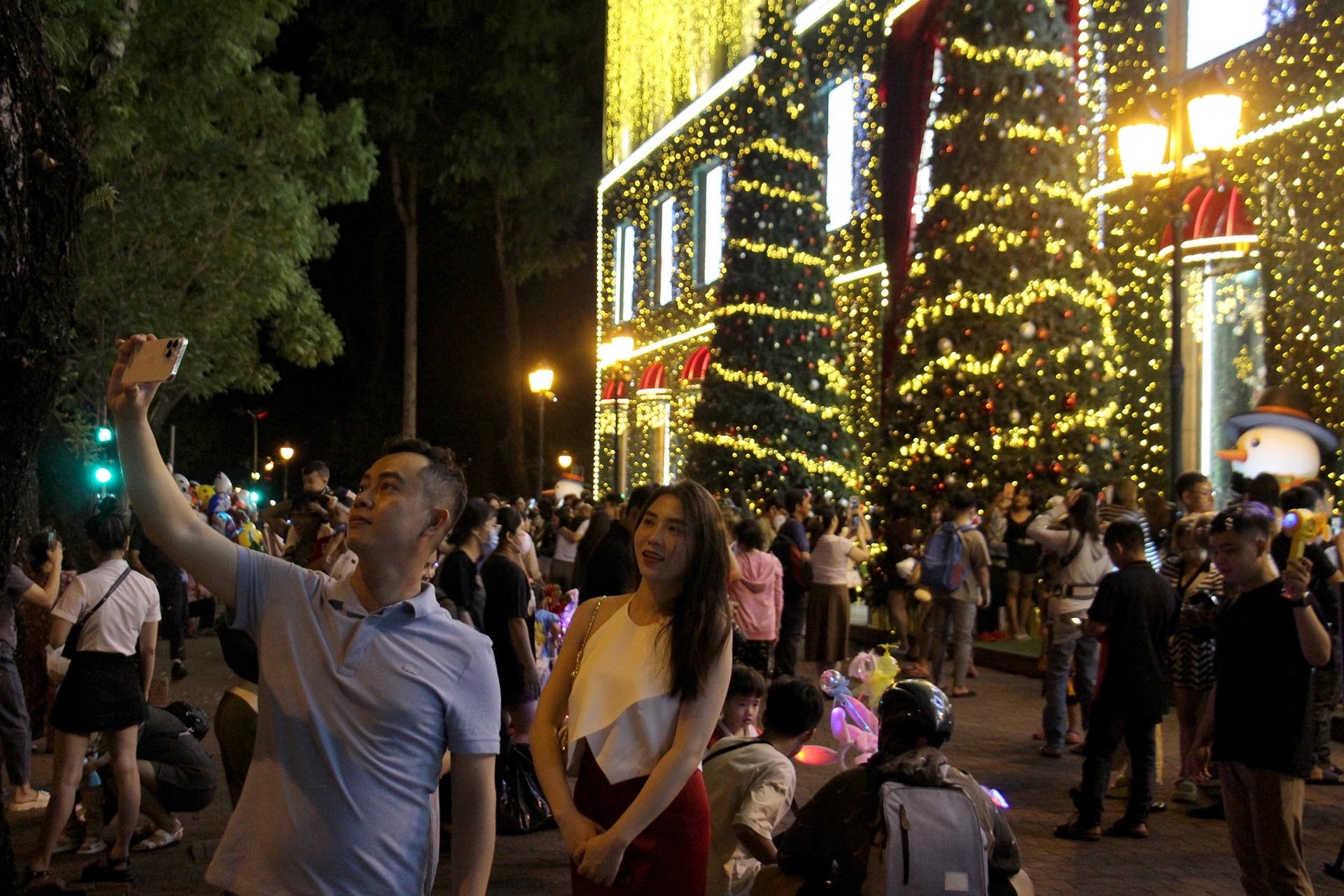 Một cặp đôi lưu lại những khoảnh khắc kỷ niệm khi đón Giáng sinh sớm.