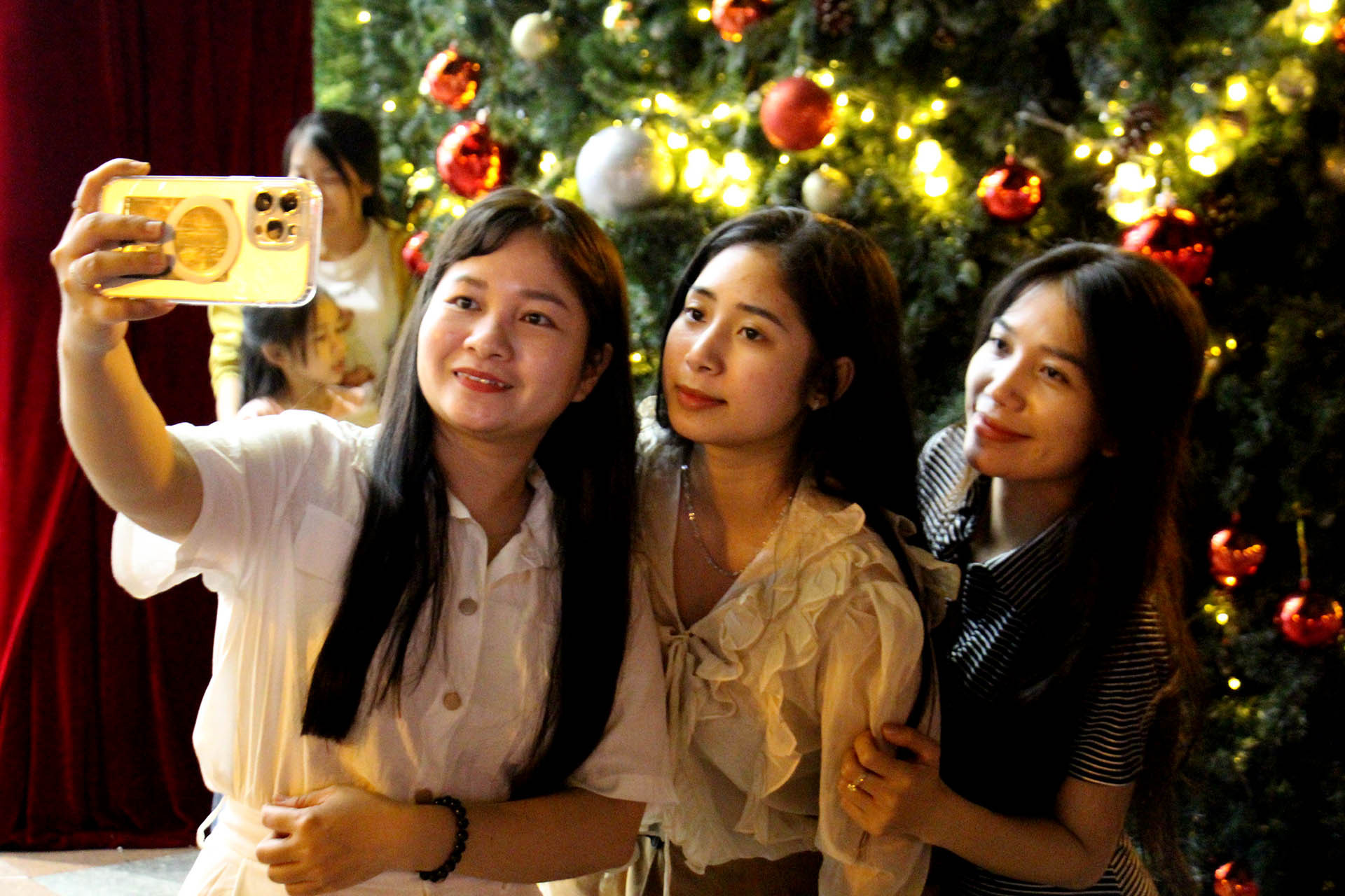 Nhóm bạn trẻ tranh thủ hết giờ làm việc, cùng nhau ra tạo dáng lưu lại những khoảnh khắc trước thềm Giáng sinh.