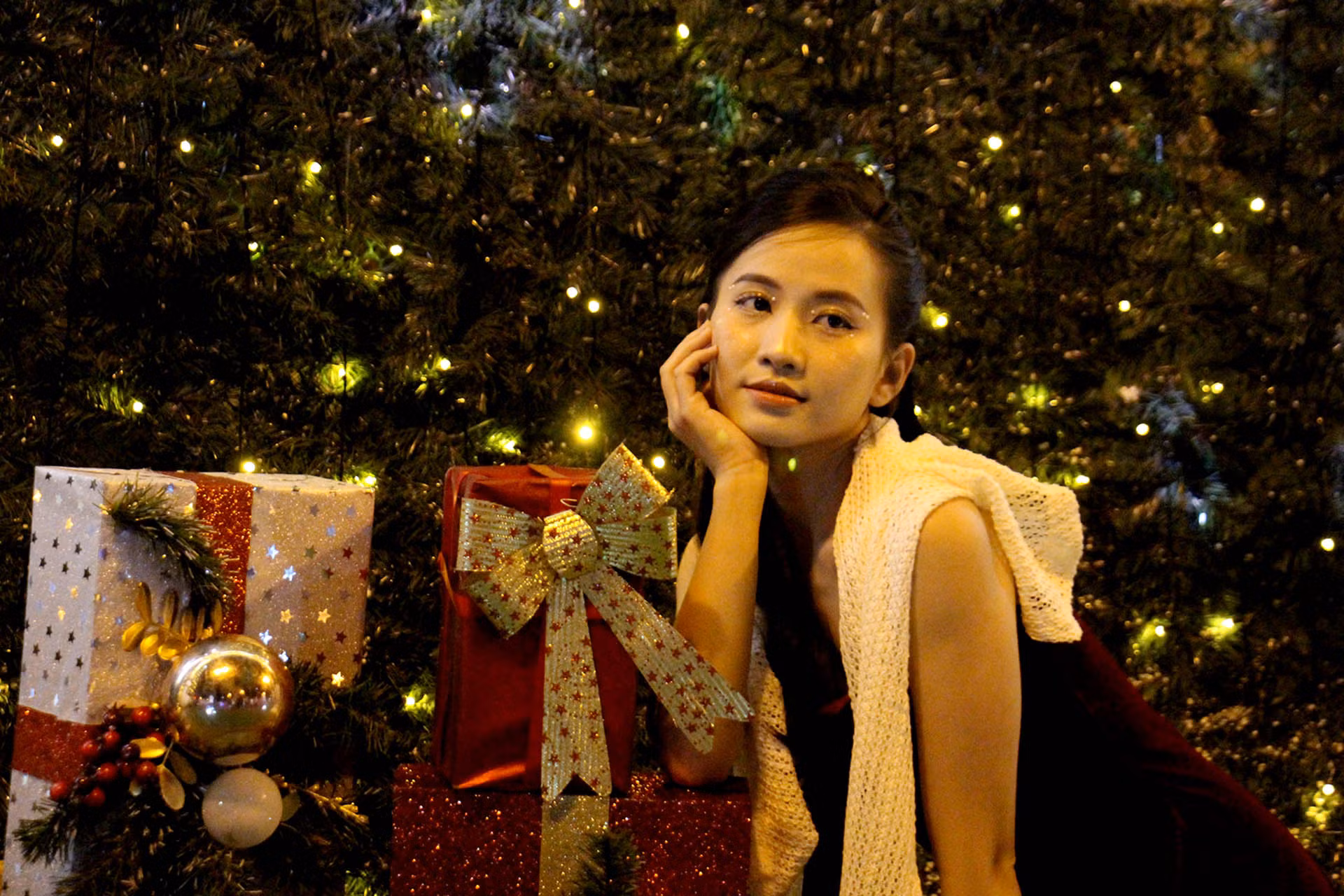 Bạn trẻ lưu lại những khoảnh khắc rực rỡ, sinh động từ tiểu cảnh đàn tuần lộc, cây thông Noel và những hộp quà đầy sắc màu...