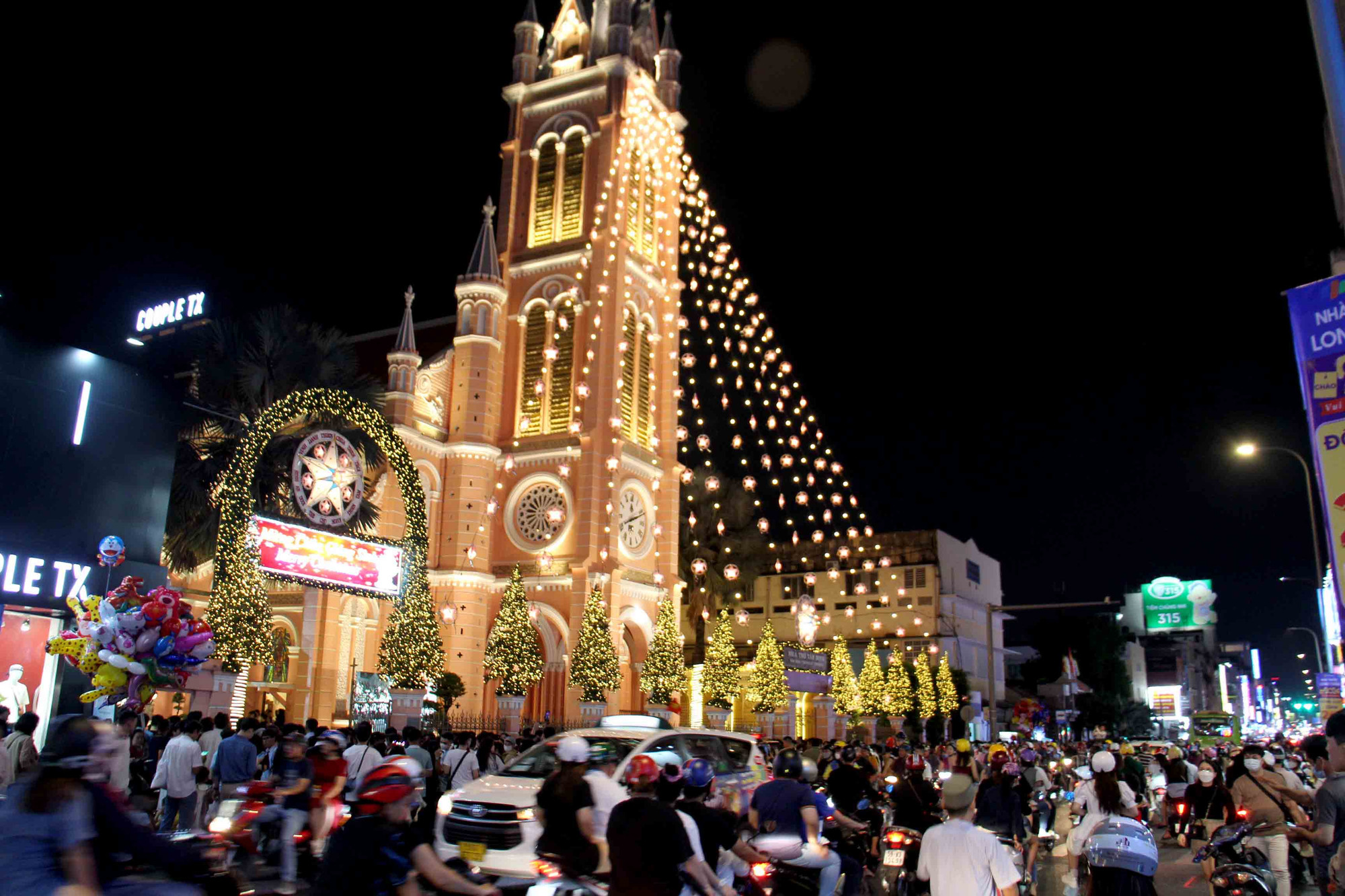 Nhà thờ Tân Định lung linh sắc màu trong đêm Giáng sinh. Nhà thờ Tân Định lung linh sắc màu trong đêm Giáng sinh.
