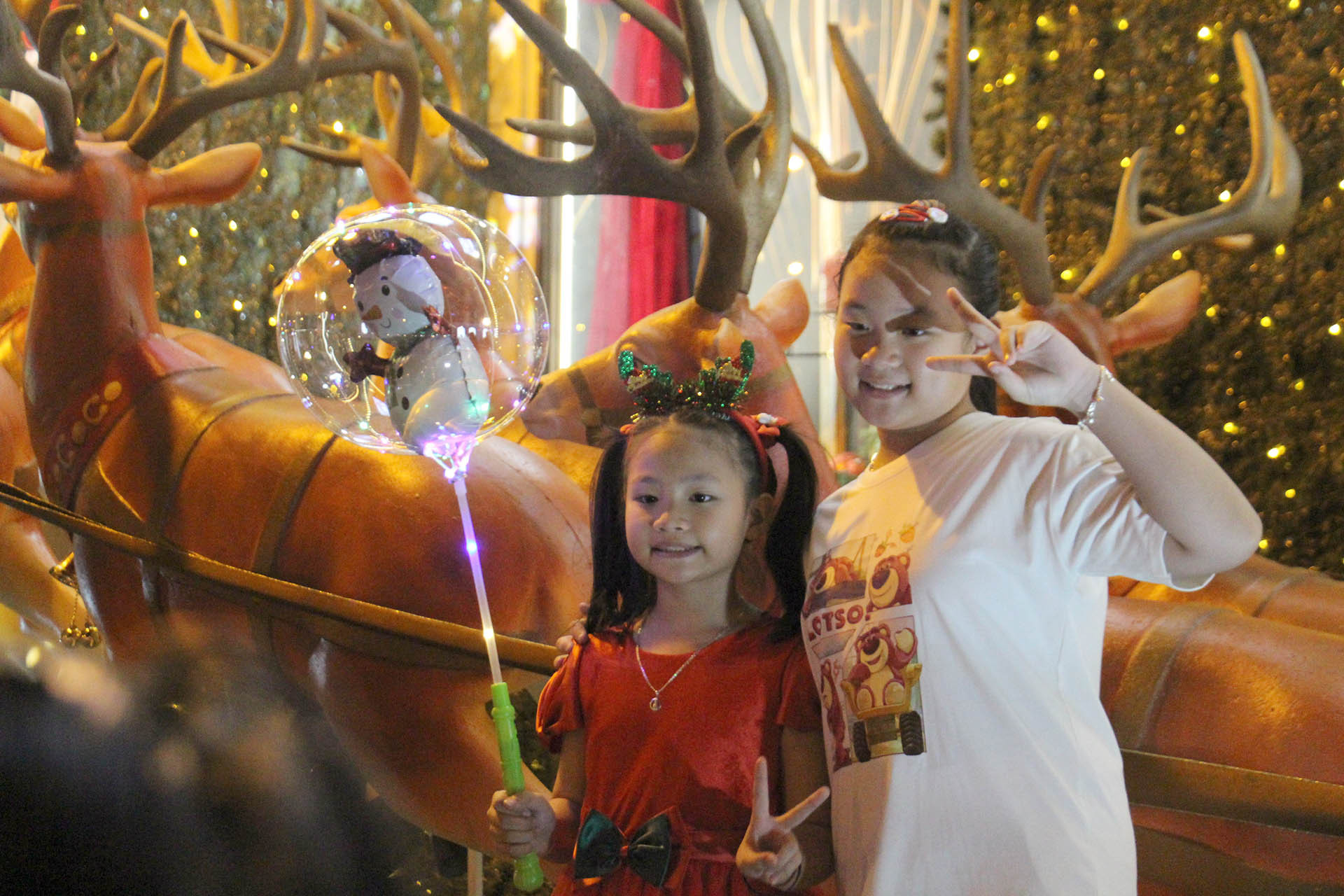 Ai nấy đều hân hoan, phấn khởi trước không khí sôi động của mùa Giáng sinh 2023 đang đến gần.