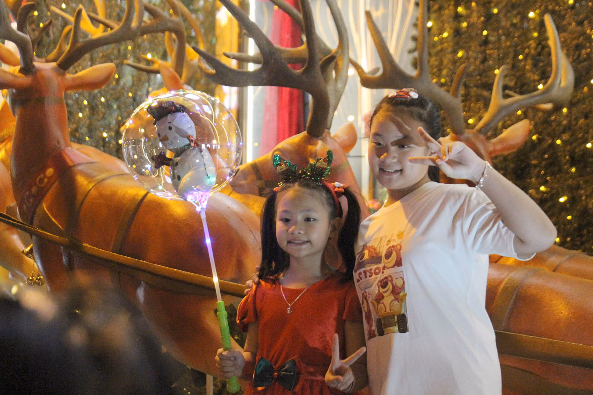 Ai nấy đều hân hoan, phấn khởi trước không khí sôi động của mùa Giáng sinh 2023 đang đến gần.