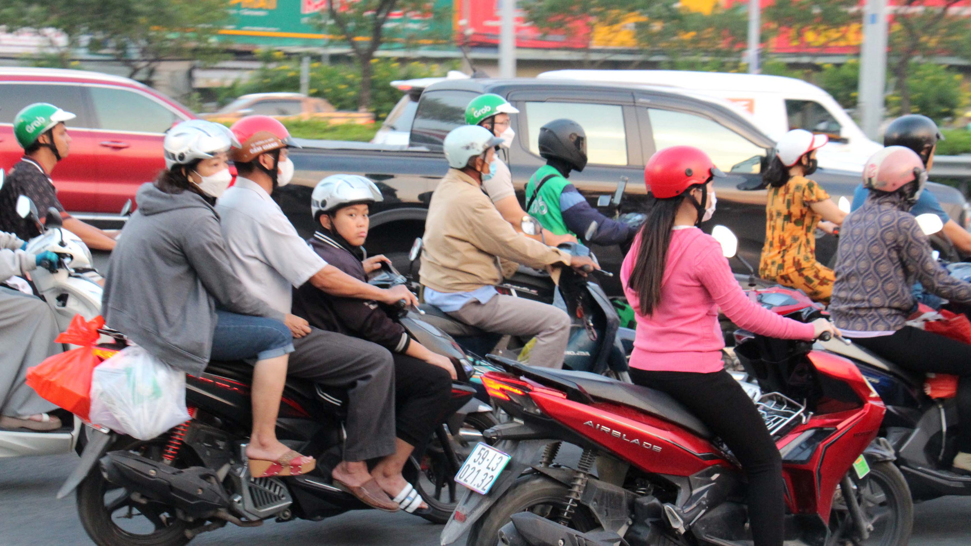 Không ít người lựa chọn di chuyển về quê bằng xe máy cá nhân.