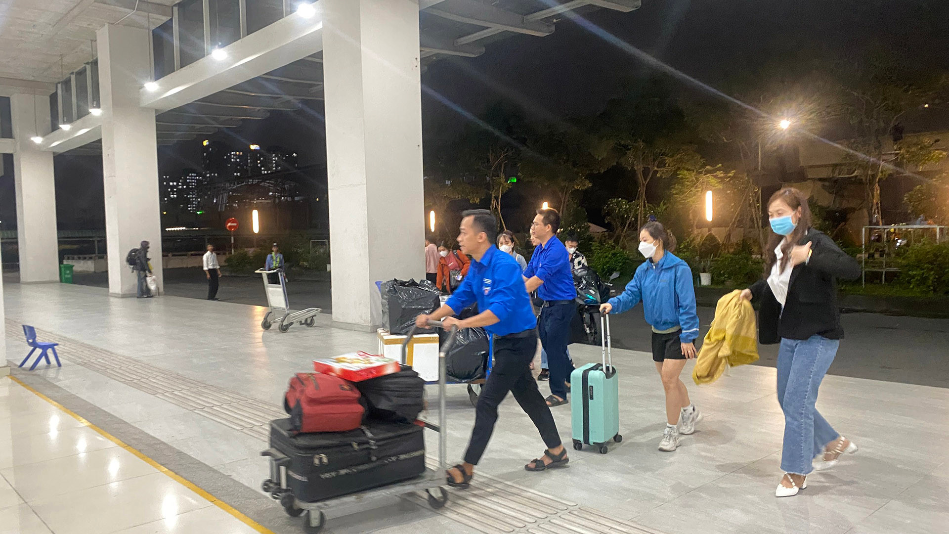 Năm nay, Đoàn Thanh niên tại Bến xe Miền Đông Mới tăng cường hỗ trợ đẩy hành lý hành khách vô nhà ga, lên xe, tăng cường mở máy lạnh phục vụ hành khách.