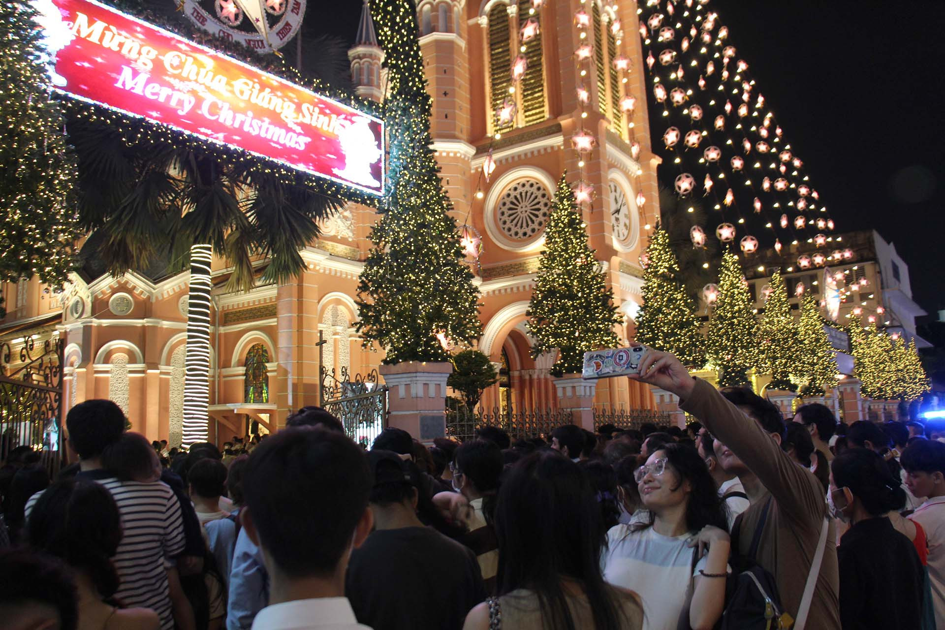 Giáng sinh năm nay đúng vào ngày cuối tuần, không khí se lạnh tạo điều kiện lý tưởng cho người dân đi chơi. Giáng sinh năm nay đúng vào ngày cuối tuần, không khí se lạnh tạo điều kiện lý tưởng cho người dân đi chơi.