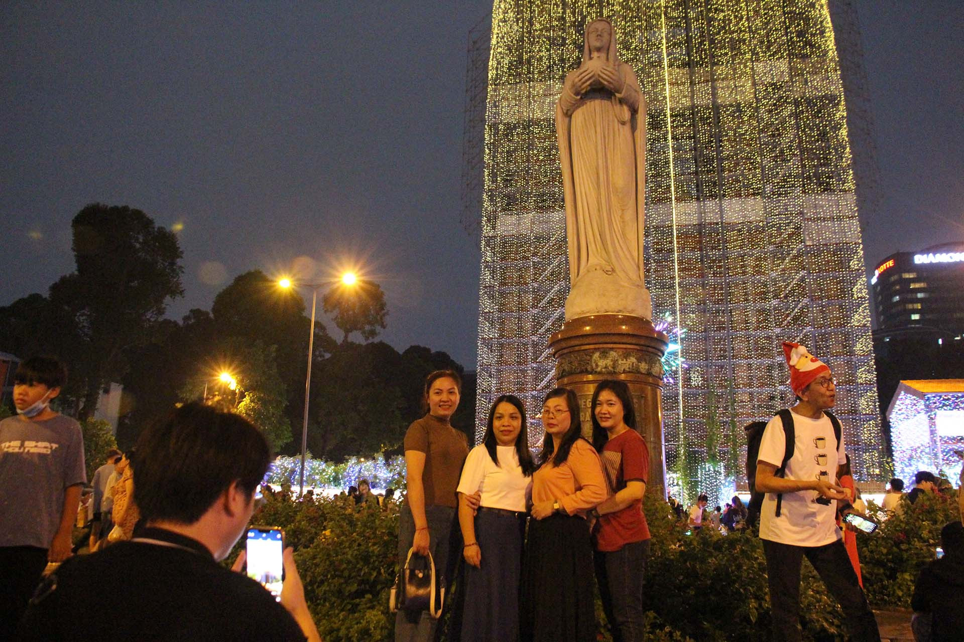 Một gia đình tận hưởng không khí Giáng sinh tại Nhà thờ Đức Bà. Một gia đình tận hưởng không khí Giáng sinh tại Nhà thờ Đức Bà.