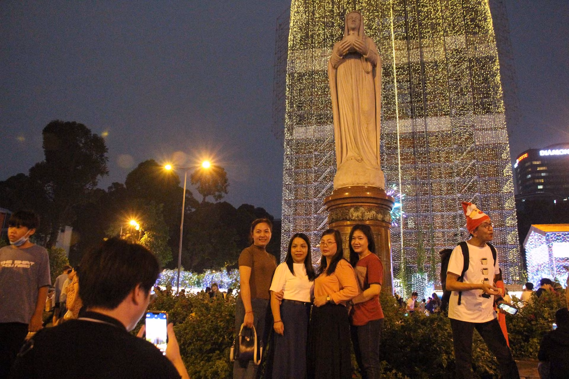 Một gia đình tận hưởng không khí Giáng sinh tại Nhà thờ Đức Bà.