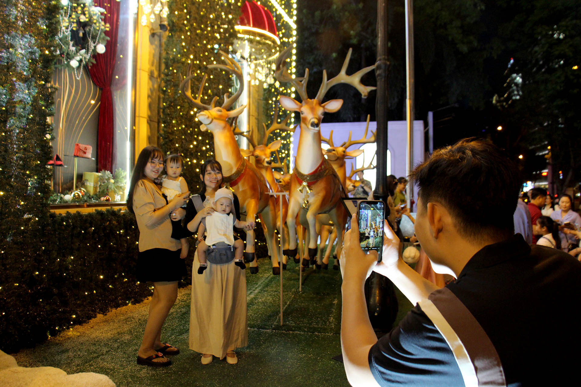 Những con tuần lộc được trang trí bắt mắt thu hút đông đảo người dân đến chụp hình.