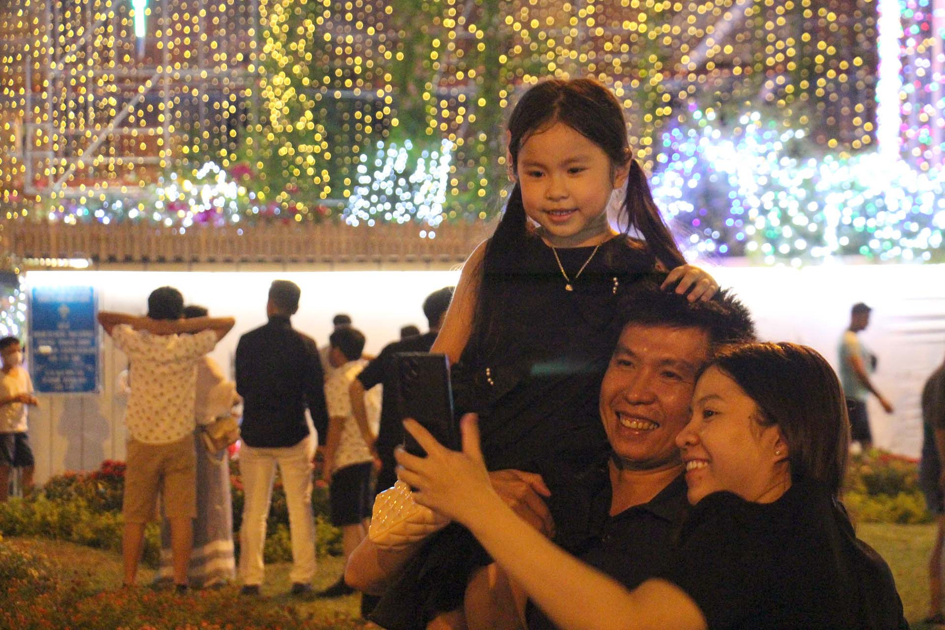 Người dân Thành phố Hồ Chí Minh đón Giáng sinh 2023 an lành, ấm áp. Người dân Thành phố Hồ Chí Minh đón Giáng sinh 2023 an lành, ấm áp.