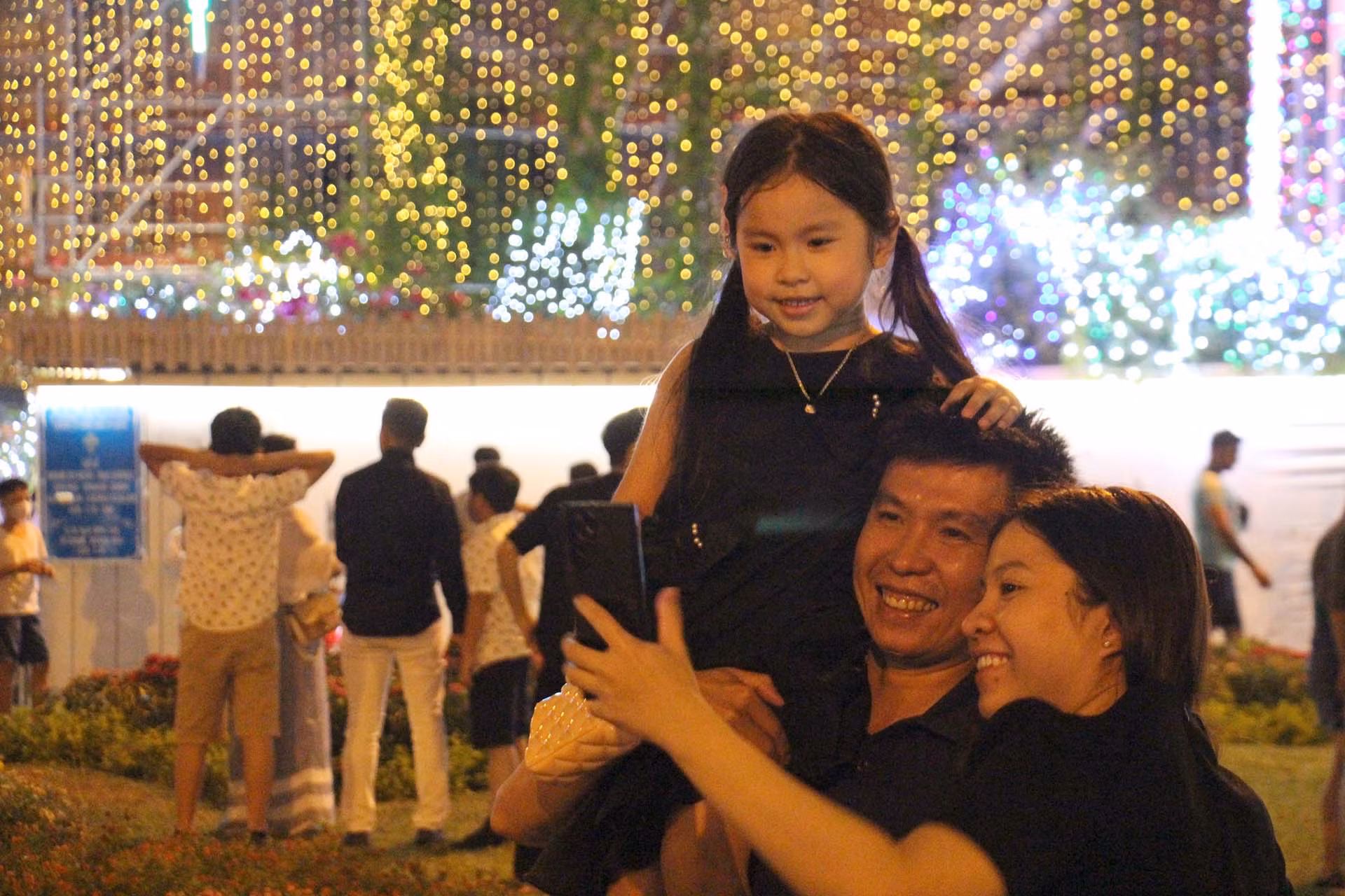 Người dân Thành phố Hồ Chí Minh đón Giáng sinh 2023 an lành, ấm áp.