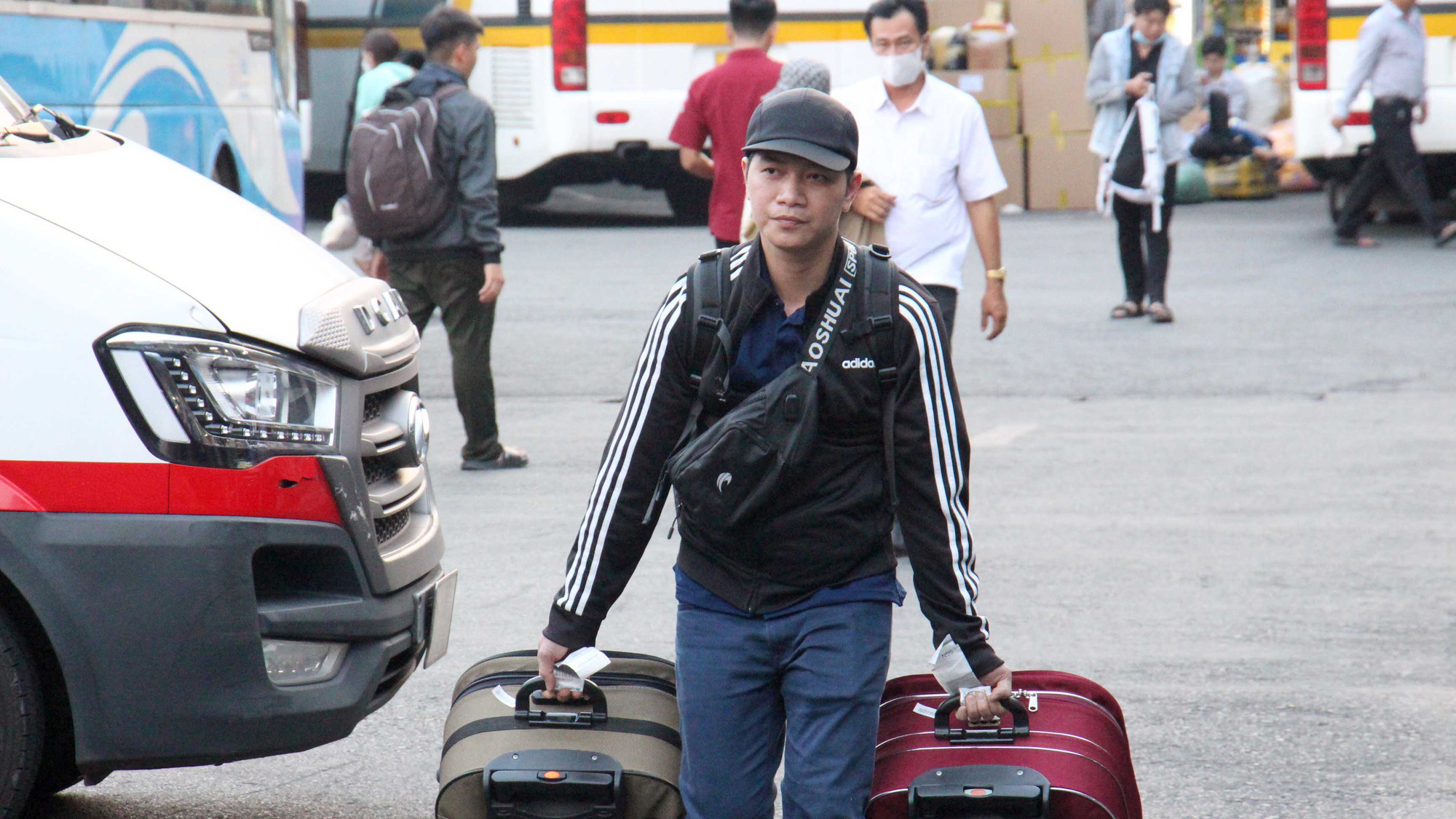 Lỉnh kỉnh đồ đạc về quê.