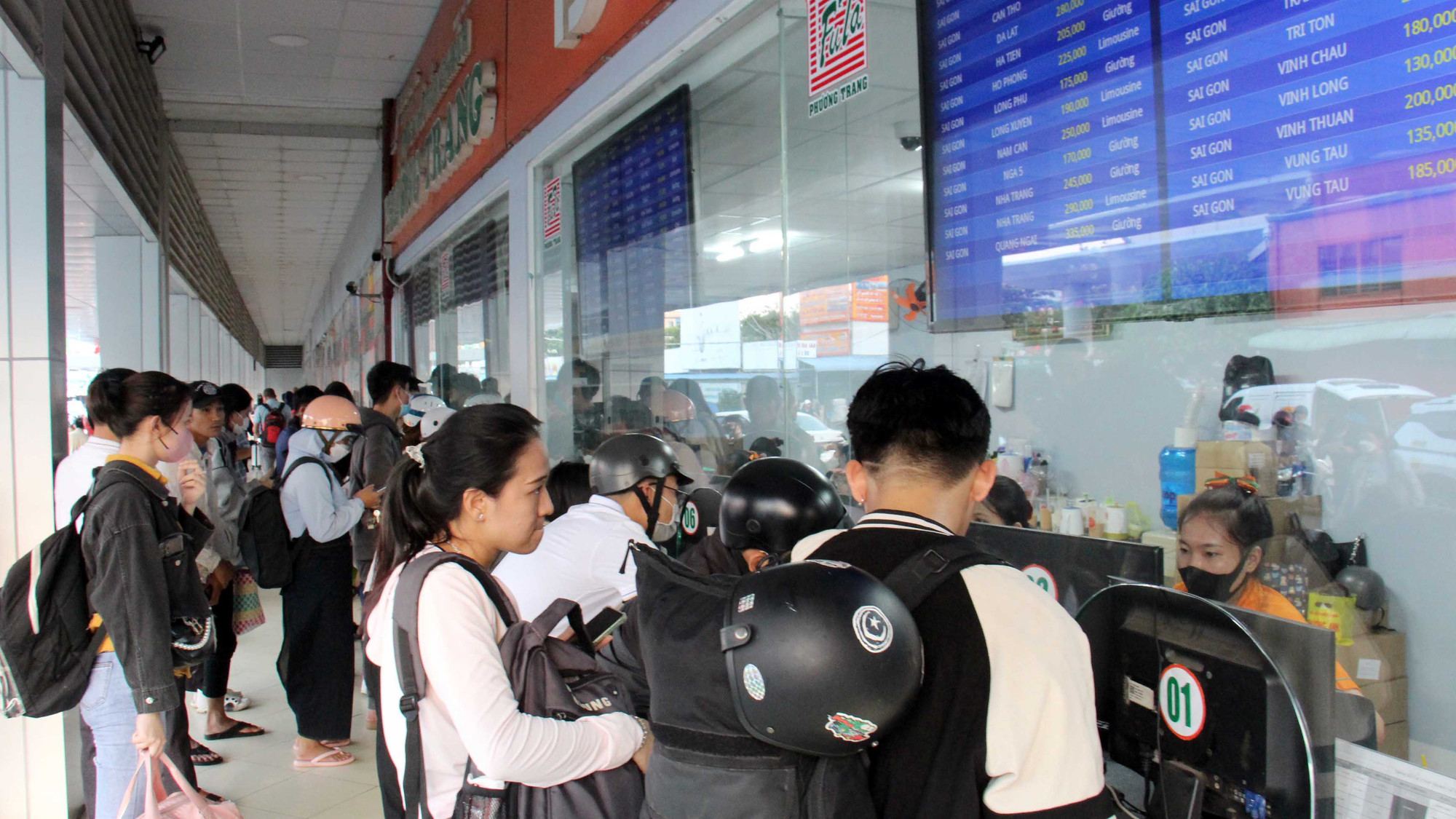 Tại Bến xe Miền Tây, lượng phương tiện bắt đầu tăng cao từ 17 giờ ngày 29/12.