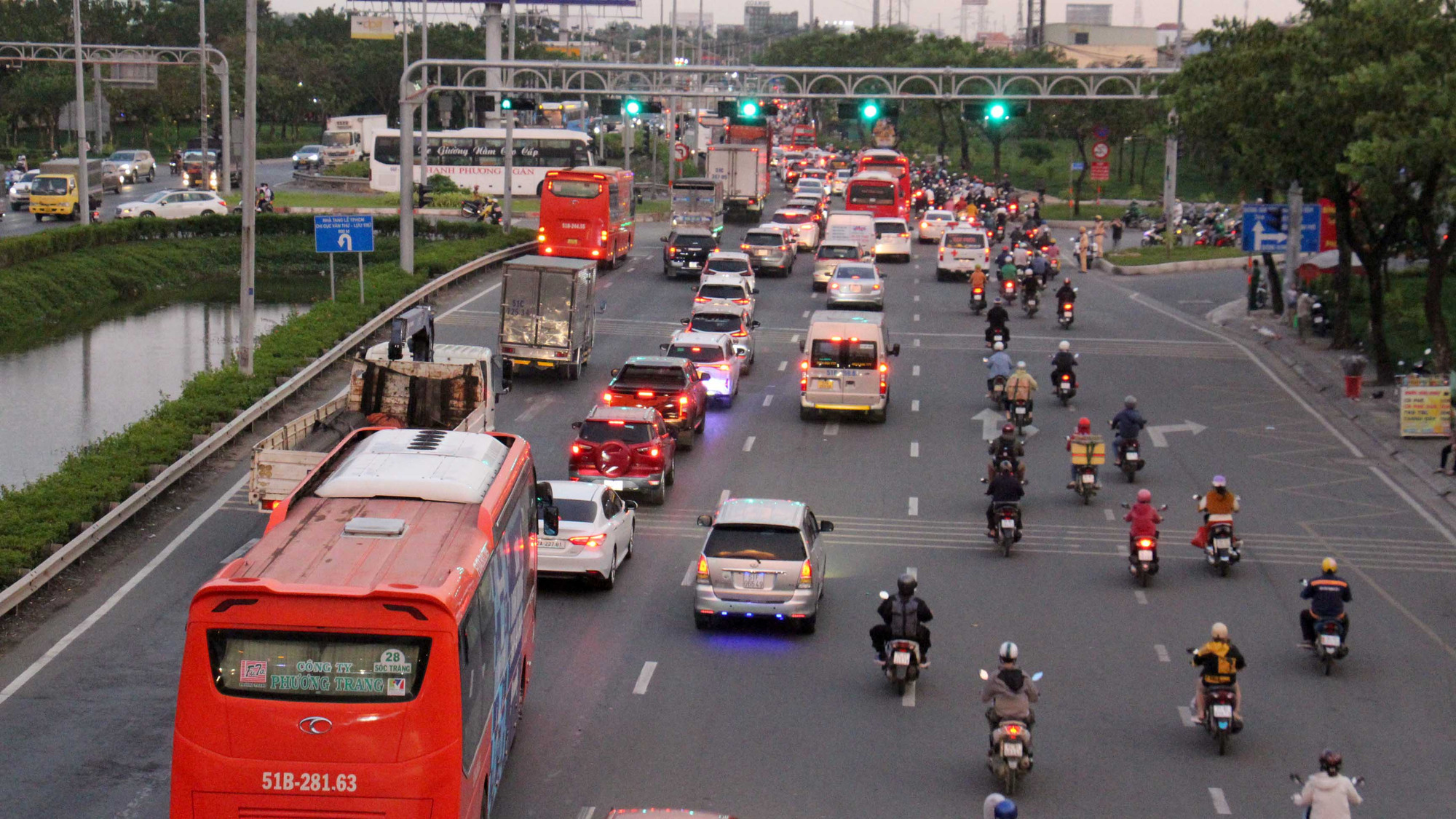 Càng về tối dòng phương tiện lưu thông trên Quốc lộ 1 hướng (đoạn qua cầu Bình Điền 1, huyện Bình Chánh) ngày càng đông hơn.