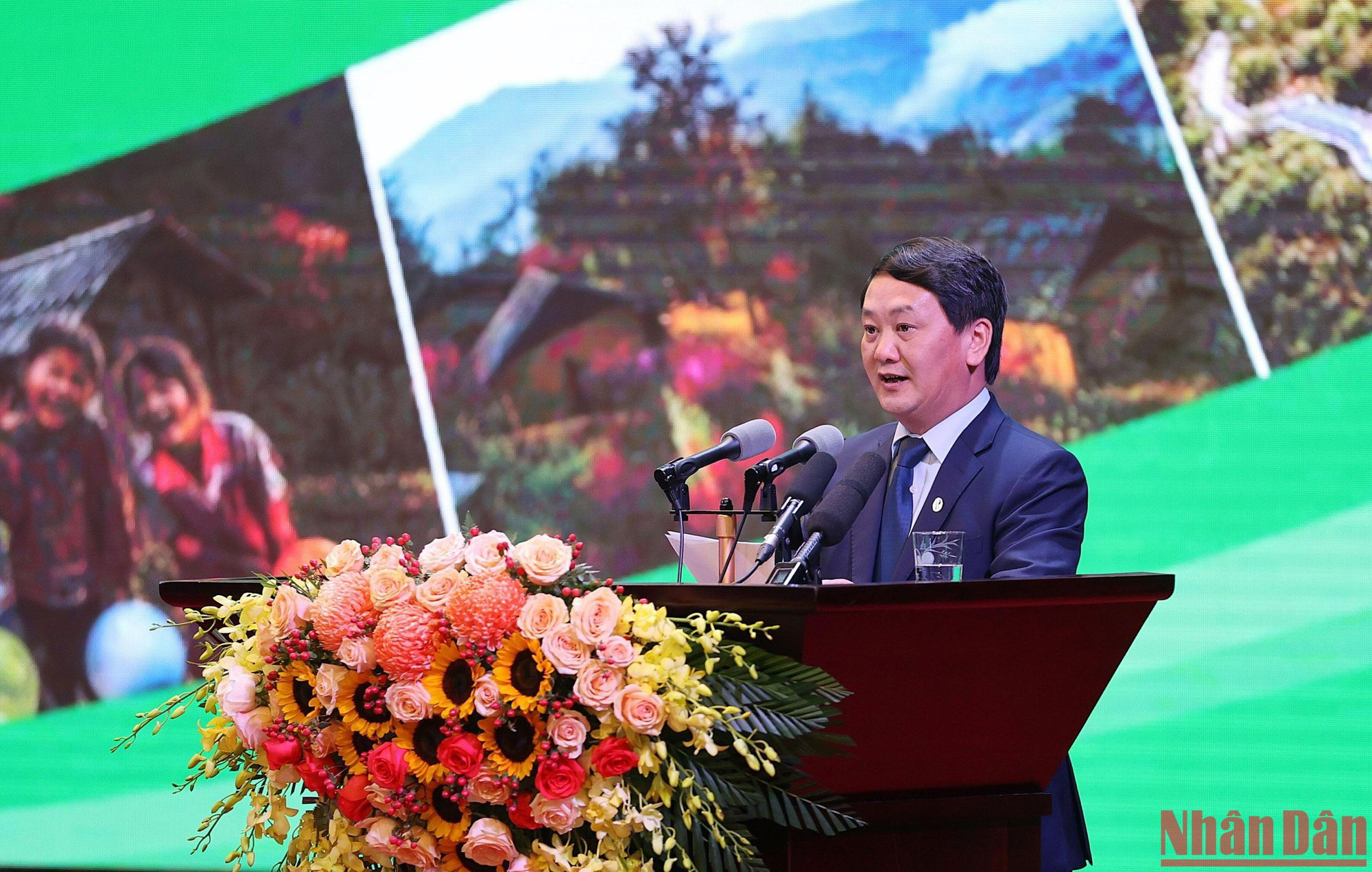 Bộ trưởng, Chủ nhiệm Ủy ban Dân tộc Hầu A Lềnh trình bày tham luận. Bộ trưởng, Chủ nhiệm Ủy ban Dân tộc Hầu A Lềnh trình bày tham luận.