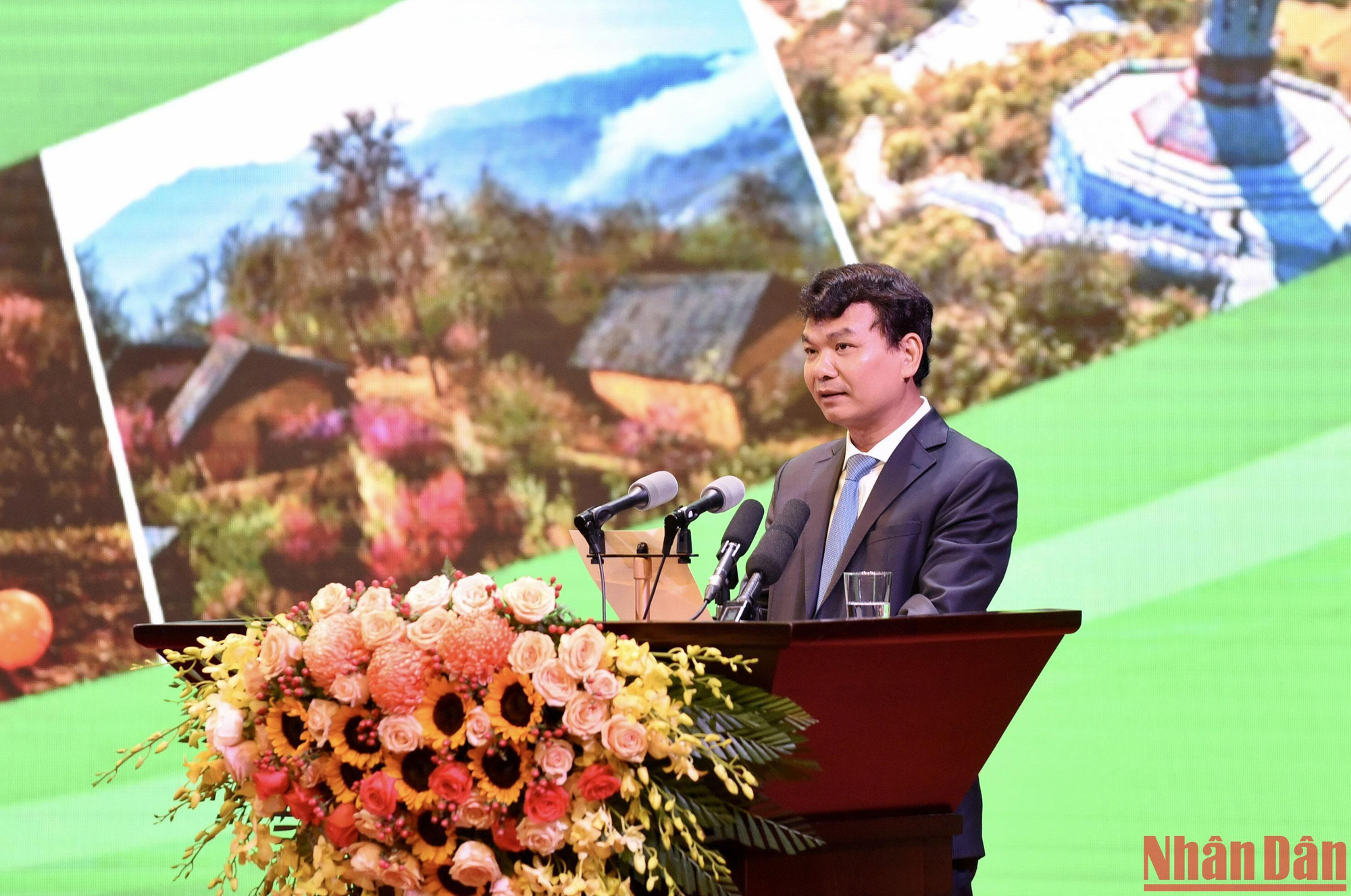 Bí thư Tỉnh ủy Lào Cai Đặng Xuân Phong trình bày tham luận. Bí thư Tỉnh ủy Lào Cai Đặng Xuân Phong trình bày tham luận.