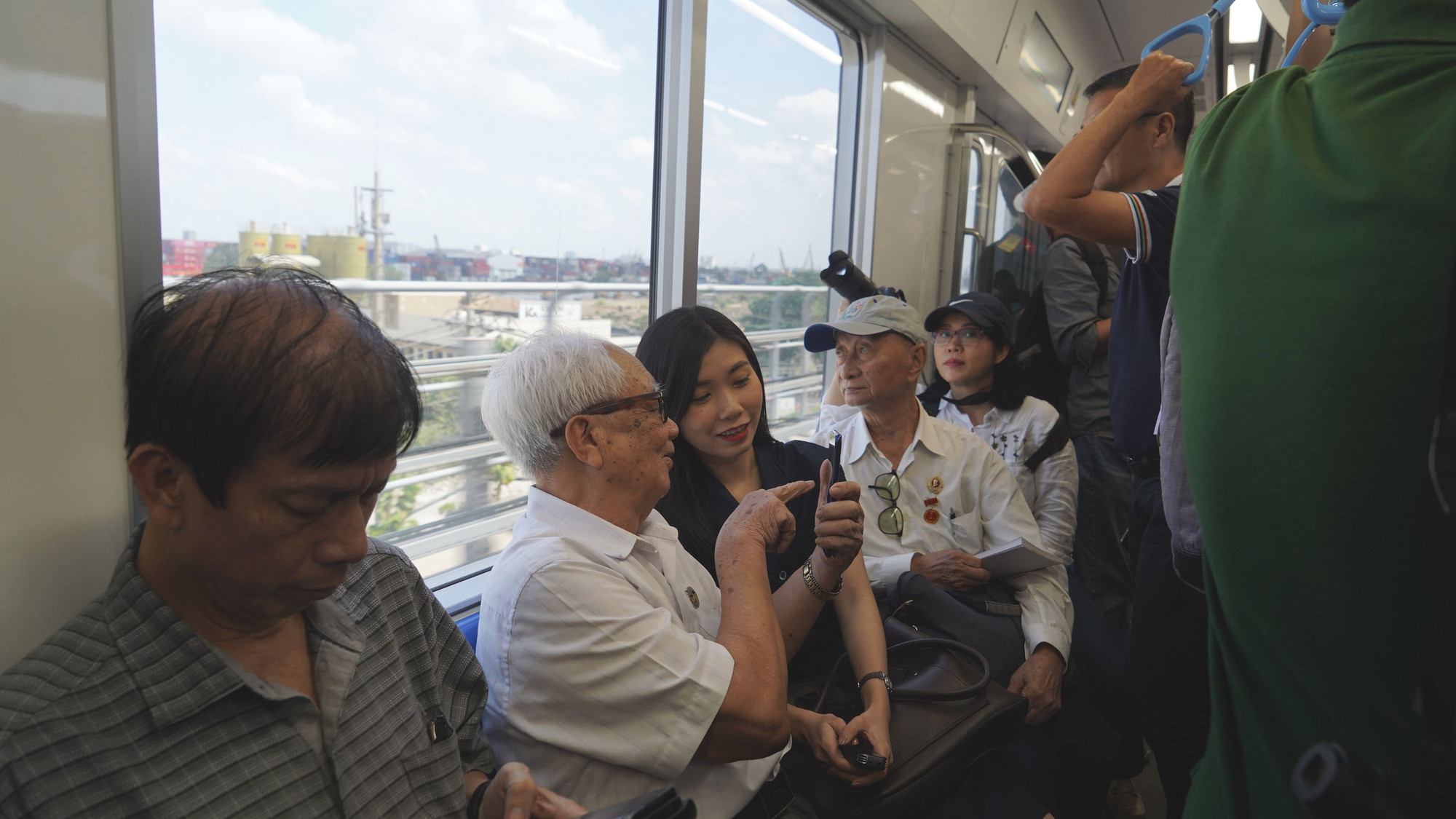 Nhiều người dân thành phố hào hứng ghi lại khoảnh khắc kỷ niệm lần đầu đi tàu metro.