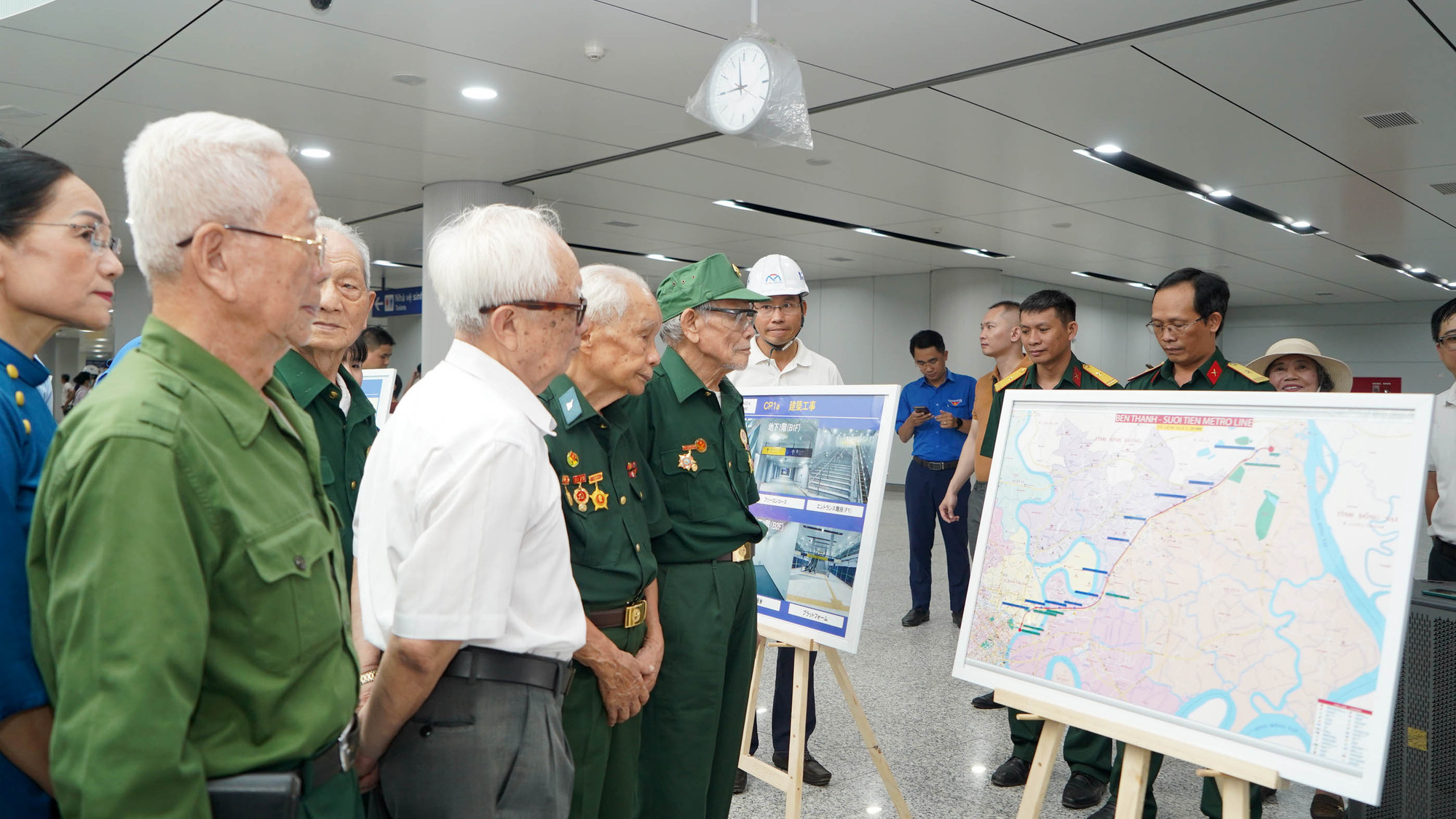 Các vị khách đặc biệt được nghe thuyết minh về tuyến Metro số 1 cũng như tổng quan hệ thống tàu điện ngầm mà Thành phố Hồ Chí Minh đang xây dựng.