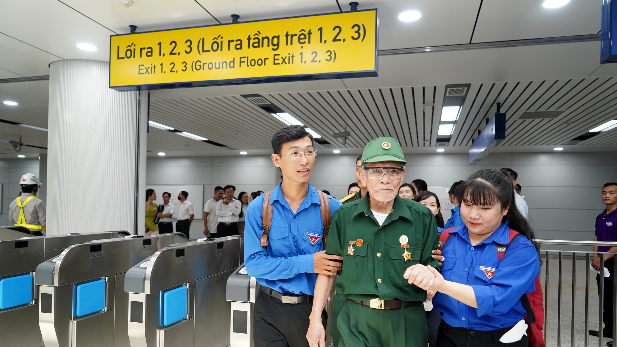 Các bạn trẻ Đoàn viên Thanh niên đã có mặt từ rất sớm để cùng người nhà hỗ trợ các nhân chứng lịch sử của trận đánh Điện Biên Phủ trải nghiệm tuyến Metro đầu tiên của Thành phố Hồ Chí Minh.