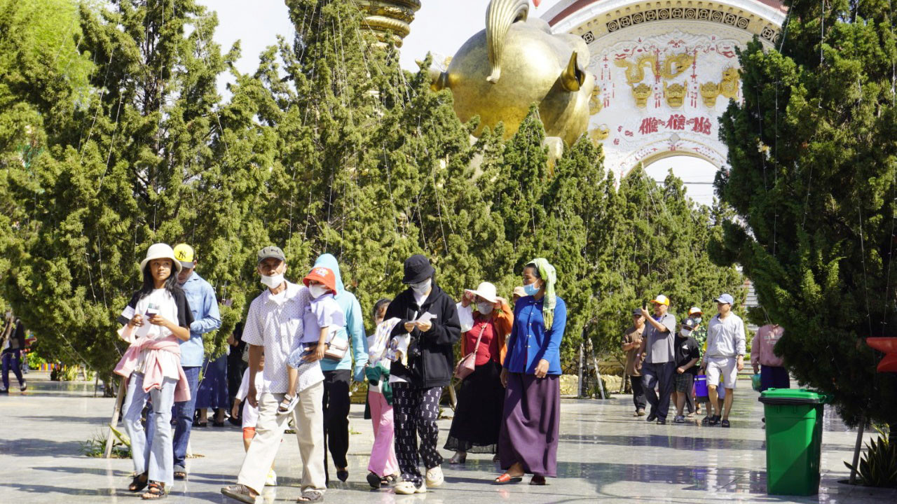 Trái với hai ngày trước đó, bước vào ngày thứ ba của kỳ nghỉ lễ 30/4,1/5, nhiều điểm vui chơi, tham quan tại Thành phố Hồ Chí Minh.rất đông khách. Nắng nóng, nên người dân đi chơi từ sáng sớm. Trái với hai ngày trước đó, bước vào ngày thứ ba của kỳ nghỉ lễ 30/4,1/5, nhiều điểm vui chơi, tham quan tại Thành phố Hồ Chí Minh.rất đông khách. Nắng nóng, nên người dân đi chơi từ sáng sớm.