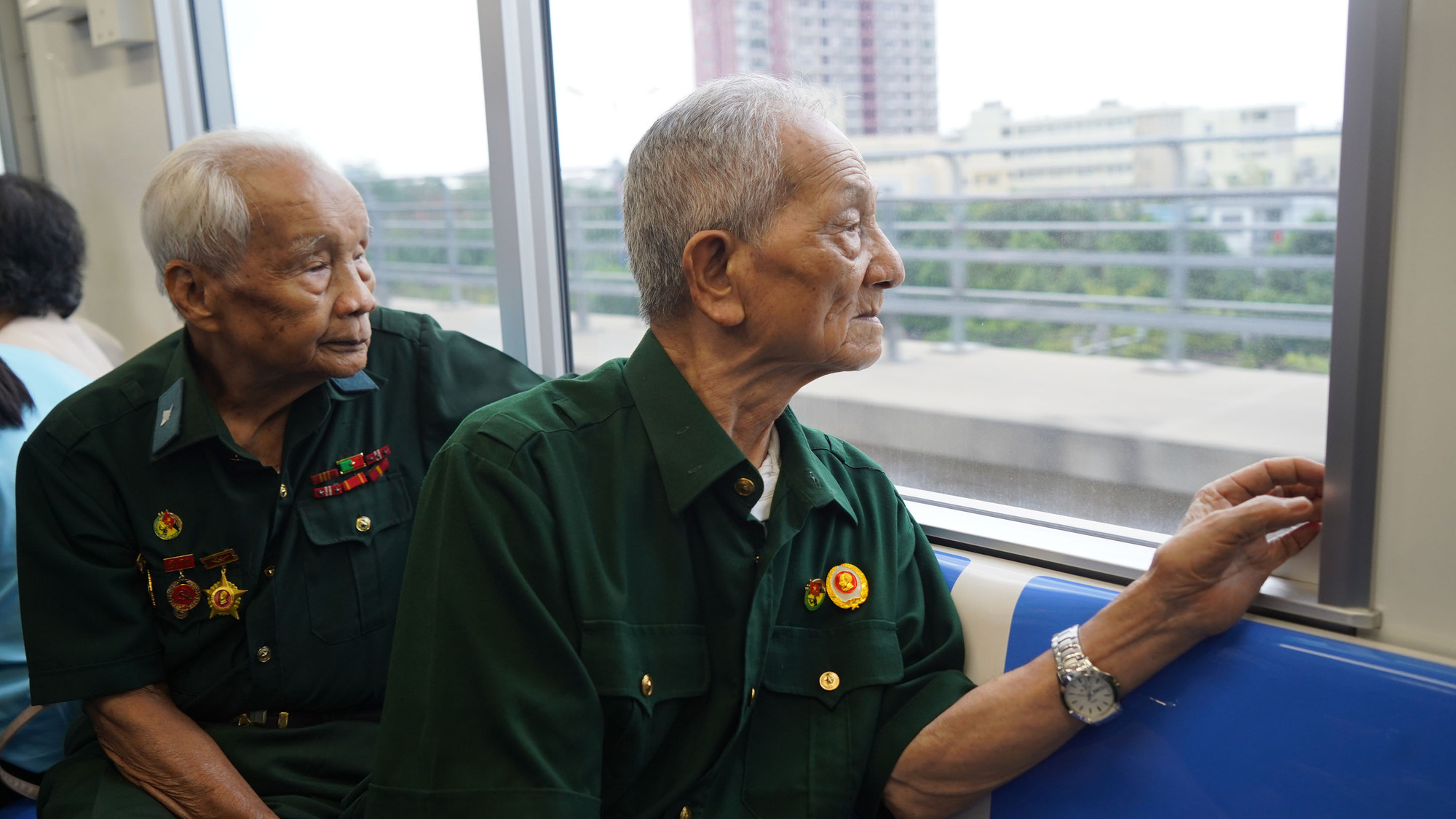 Tham gia chiến dịch Điện Biên Phủ từ năm 20 tuổi, trải qua những trận chiến lịch sử của dân tộc, bác Dương Chí Kỳ (90 tuổi, quê Hà Tĩnh) cho biết các bác đã được may mắn đi nhiều nước trên thế giới như: Đức, Nga (Liên Xô cũ)... Từ cách đây nhiều chục năm khi ra nước ngoài, bác Kỳ đã luôn mong mỏi đất nước mình sẽ phát triển mạnh mẽ như vậy, người dân được hưởng thụ cơ sở vật chất hiện đại, đi lại dễ dàng hơn.