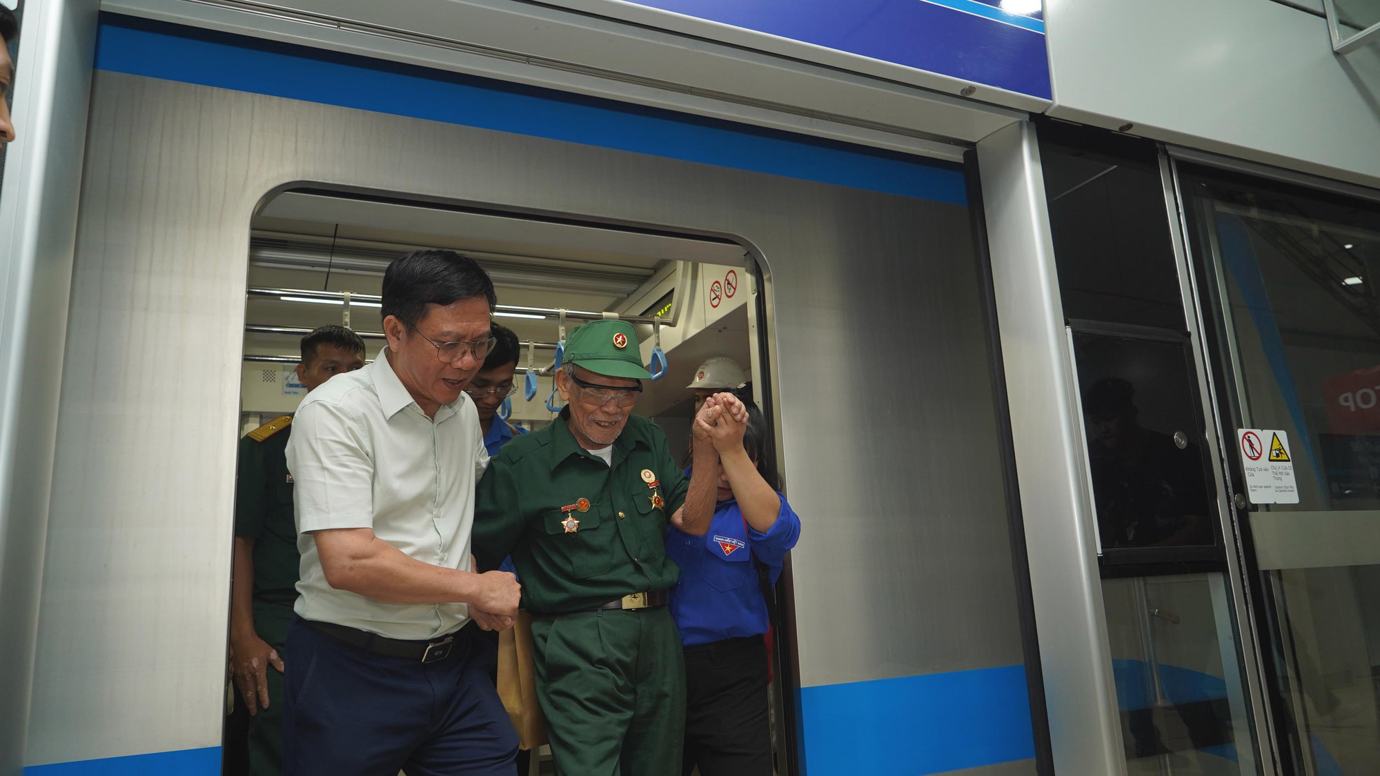 [Ảnh] Các chiến sĩ Điện Biên xúc động trải nghiệm tuyến Metro số 1 tại TP Hồ Chí Minh ảnh 9