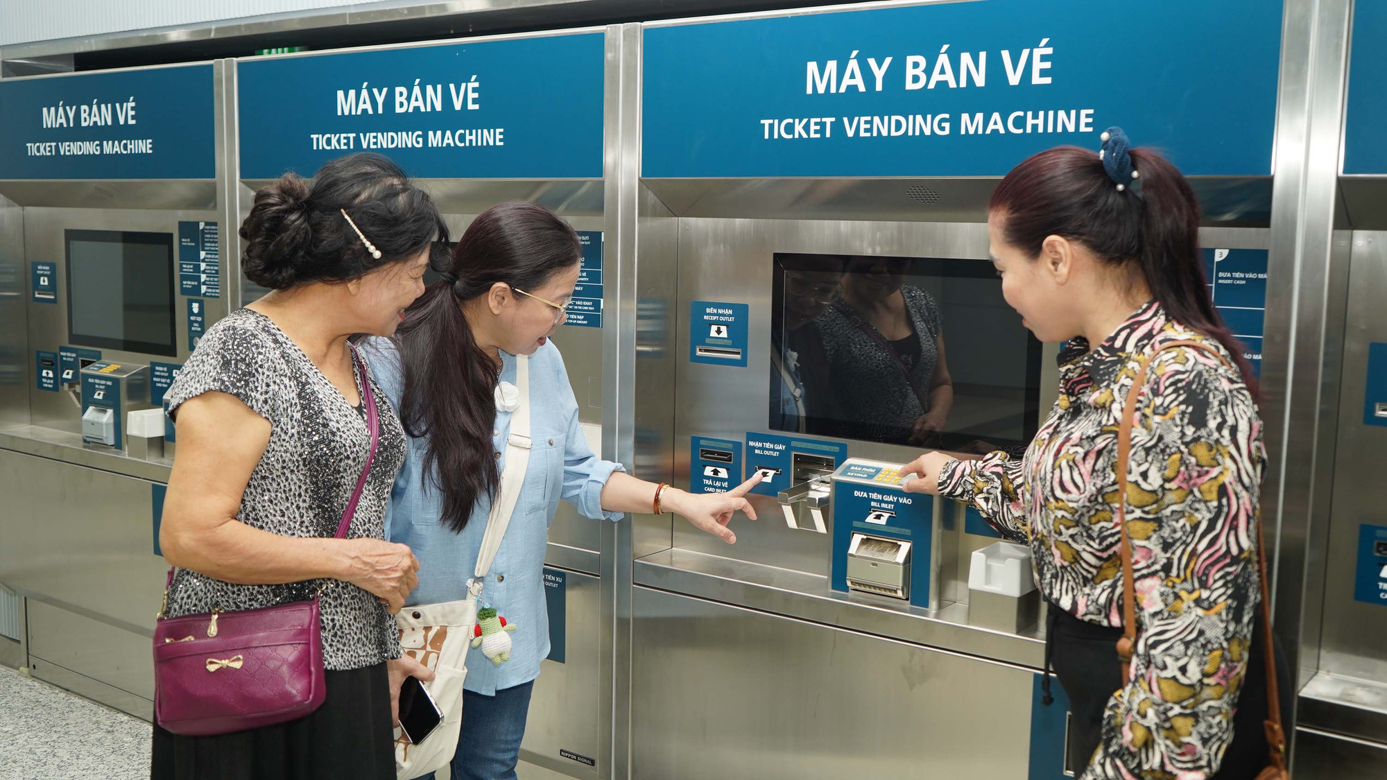 Hôm nay, tuyến Metro số 1 sẽ chạy 40km/giờ, giá vé đang được xây dựng, dự kiến cao nhất là khoảng 30.000 đồng, với nhiều ưu đãi cho người có công với cách mạng và học sinh, sinh viên. Trong tương lai, tàu Metro số 1 có thể vận hành tới 100.000 lượt khách/ngày đêm. Bên cạnh đó, tuyến Metro số 1 có hệ thống bán vé hiện đại, có thể thanh toán qua Momo, chuyển khoản và hình thức thanh toán kết nối tiện lợi khác.