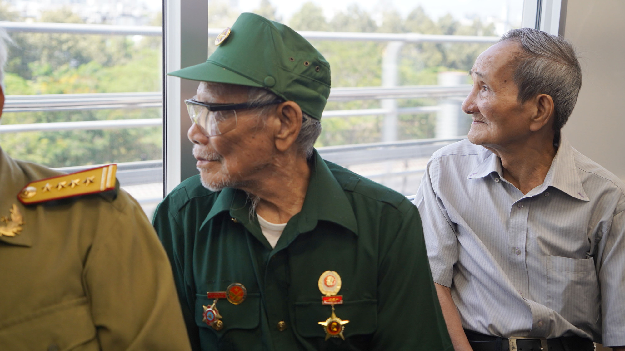 Dù đã ngoài 90 nhưng các cựu chiến sĩ Điện Biên Phủ vẫn rất khỏe mạnh và vô cùng vui mừng khi chứng kiến công trình thế kỷ của Thành phố Hồ Chí Minh chuẩn bị đưa vào vận hành.