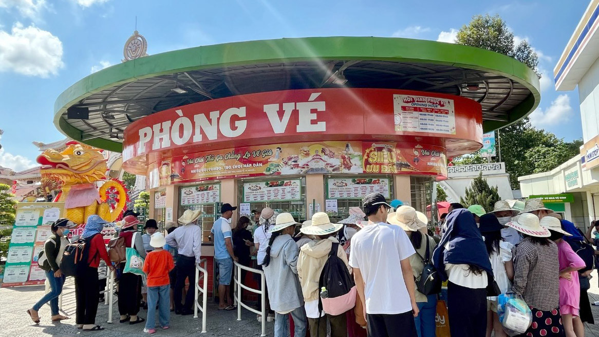 Ghi nhận tại Khu du lịch Suối Tiên (thành phố Thủ Đức, từ sáng sớm, du khách liên tục đổ về, xếp hàng chờ mua vé vào cửa. Tuy nhiên, không có tình trạng chen lấn, xô đẩy như những lần nghỉ lễ trước đó. Ghi nhận tại Khu du lịch Suối Tiên (thành phố Thủ Đức, từ sáng sớm, du khách liên tục đổ về, xếp hàng chờ mua vé vào cửa. Tuy nhiên, không có tình trạng chen lấn, xô đẩy như những lần nghỉ lễ trước đó.