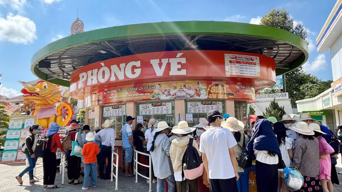 Ghi nhận tại Khu du lịch Suối Tiên (thành phố Thủ Đức, từ sáng sớm, du khách liên tục đổ về, xếp hàng chờ mua vé vào cửa. Tuy nhiên, không có tình trạng chen lấn, xô đẩy như những lần nghỉ lễ trước đó.