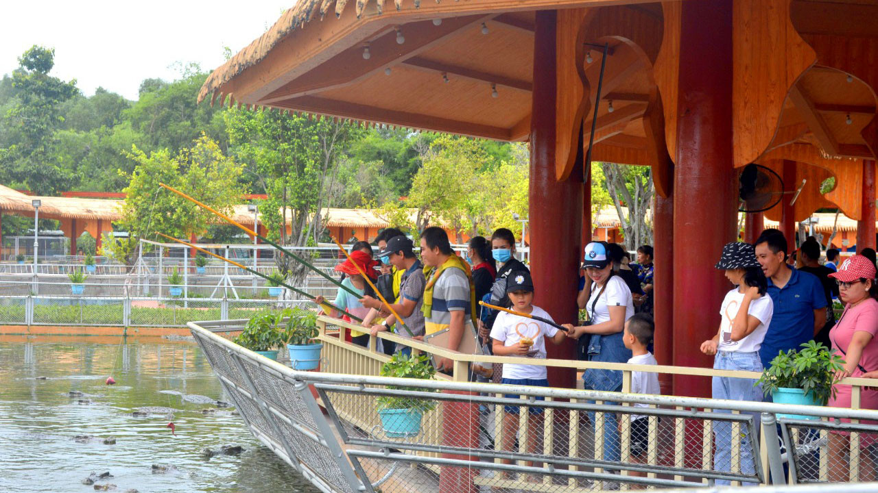 Các gia đình thích thú trải nghiệm tại Vương quốc cá sấu. Trong dịp lễ 30/4, thời tiết tại Thành phố Hồ Chí Minh nắng gắt nên các điểm đến có mái che được ưu tiên. Các gia đình thích thú trải nghiệm tại Vương quốc cá sấu. Trong dịp lễ 30/4, thời tiết tại Thành phố Hồ Chí Minh nắng gắt nên các điểm đến có mái che được ưu tiên.