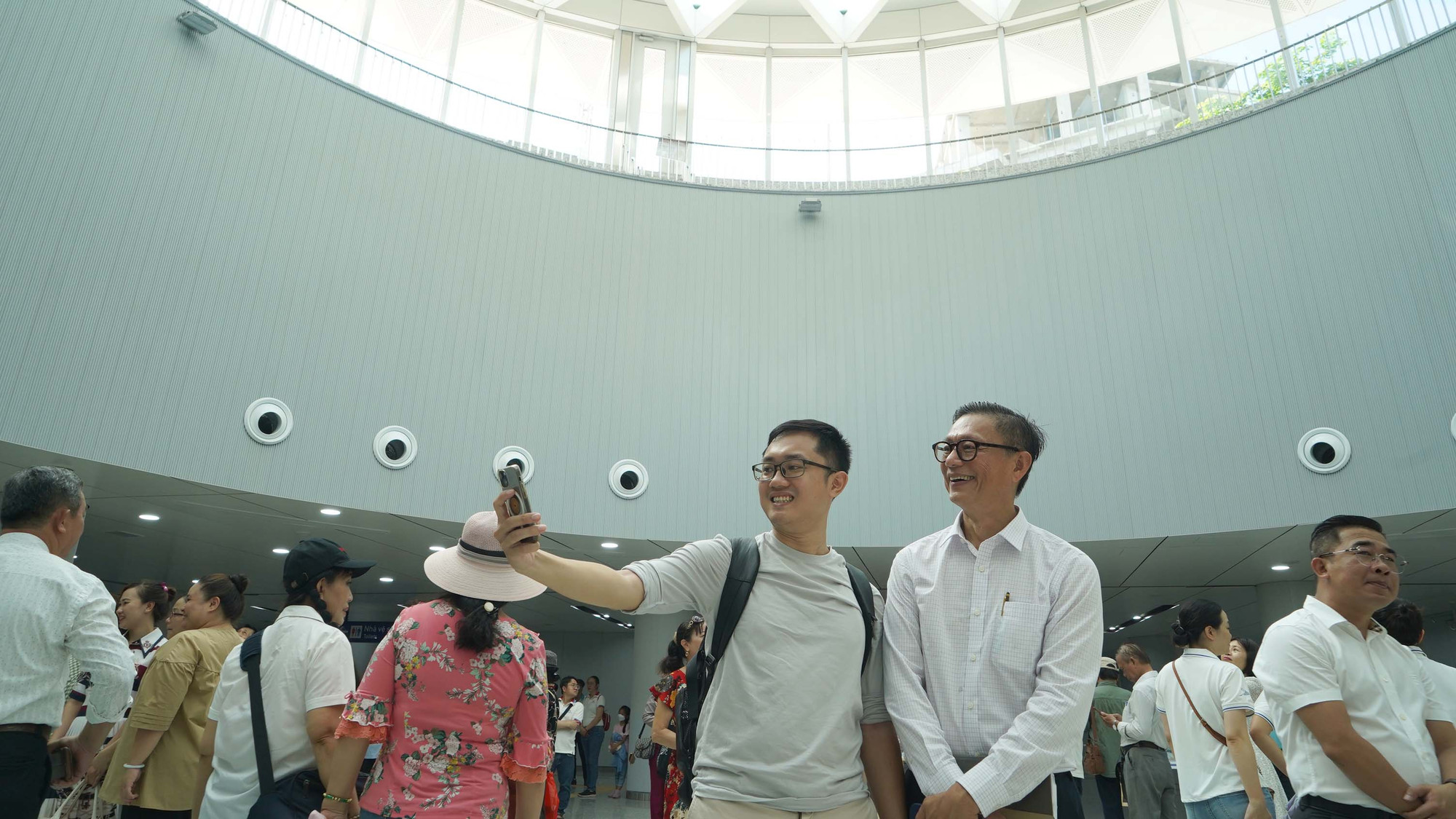 Bên cạnh 12 chiến sĩ Điện Biên năm xưa, rất đông người dân được trải nghiệm đi thử tàu Metro số 1.