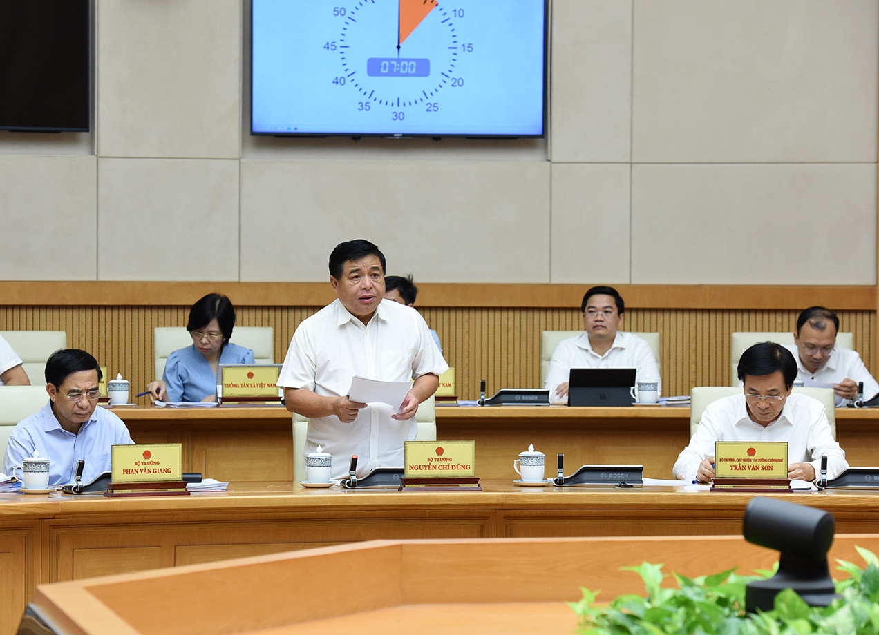 Bộ trưởng Kế hoạch và Đầu tư Nguyễn Chí Dũng báo cáo tình hình kinh tế-xã hội.