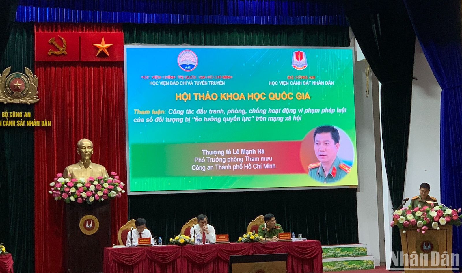 Thượng tá Lê Mạnh Hà, Phó Trưởng phòng Tham mưu Công an TP Hồ Chí Minh trình bày tham luận tại Hội thảo khoa học quốc gia Văn hóa, đạo đức, pháp lý của nội dung truyền thông số trên mạng xã hội ở Việt Nam hiện nay, sáng 31/5. (Ảnh: BÔNG MAI)