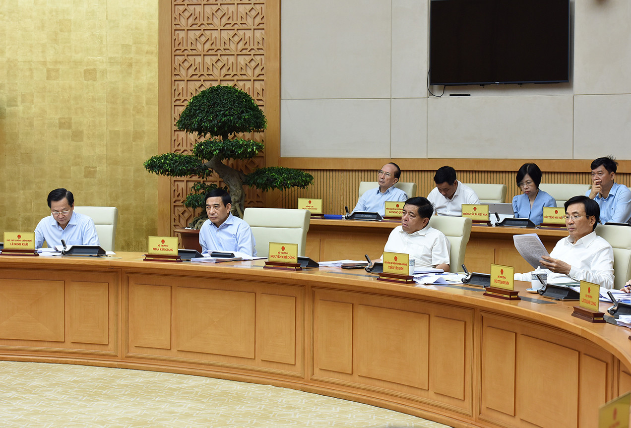 Phó Thủ tướng Chính phủ và các bộ trưởng tham dự phiên họp.
