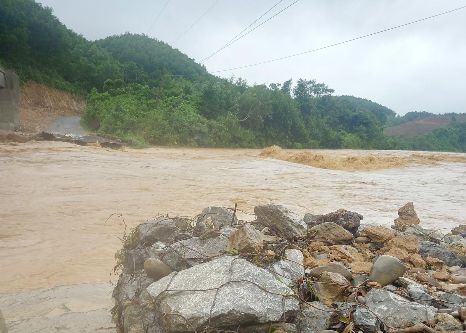 Cầu tạm bằng sắt ở xã Vĩnh Ô, huyện Vĩnh Linh bị trôi chỉ còn rọ đá. (Ảnh: LÂM QUANG HUY)