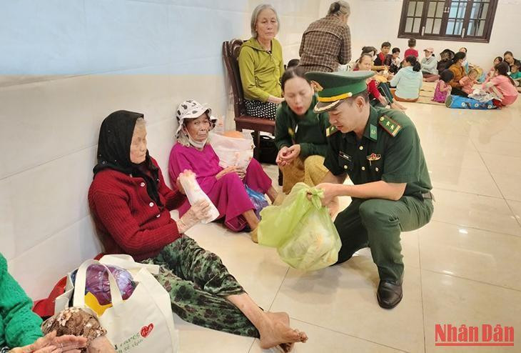 Cán bộ, chiến sĩ Bộ Chỉ huy Bộ đội Biên phòng tỉnh Quảng Nam đón tiếp, chăm lo người dân xã Tam Thanh đến trú bão. (Ảnh: TẤN NGUYÊN) Cán bộ, chiến sĩ Bộ Chỉ huy Bộ đội Biên phòng tỉnh Quảng Nam đón tiếp, chăm lo người dân xã Tam Thanh đến trú bão. (Ảnh: TẤN NGUYÊN)